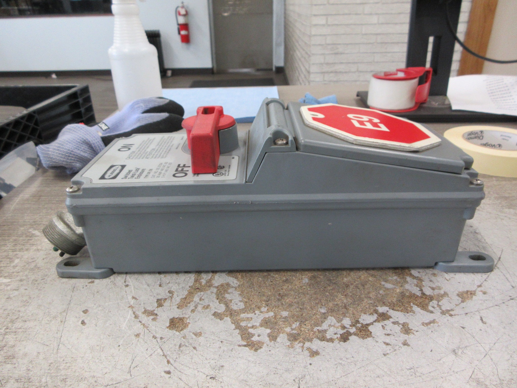 Hubbell 3R , 12K Switched Twist-Lock Enclosure SE 2730A 30A 480V 3Ph Used