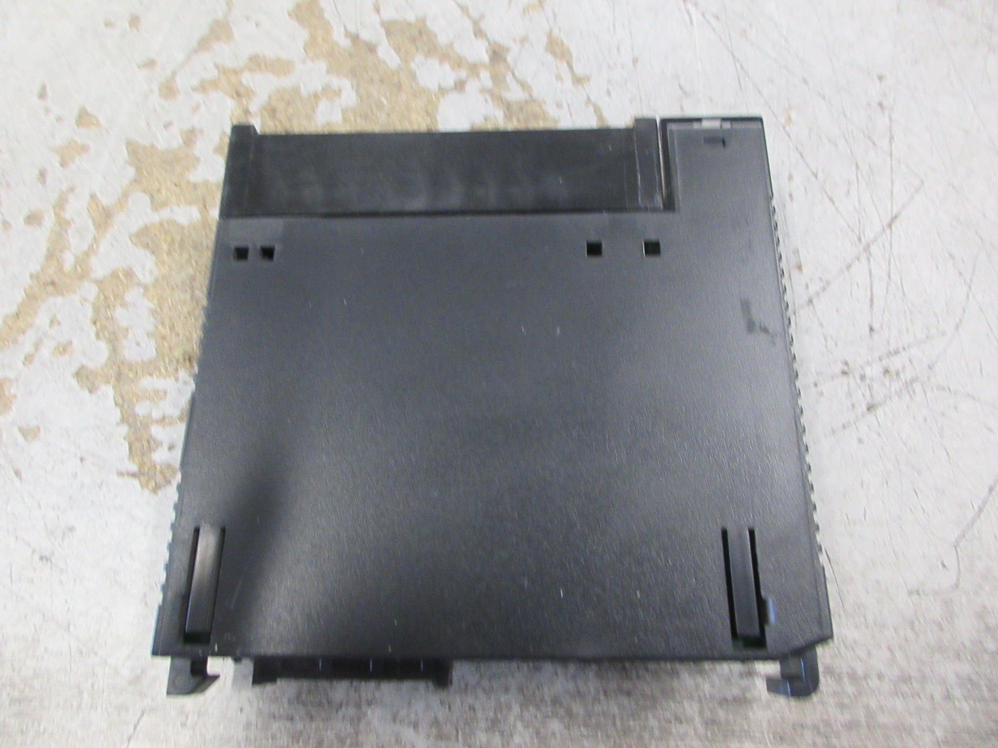 GE Fanuc Output Module IC693MDL940K 16 PT *Broken Cover* Used