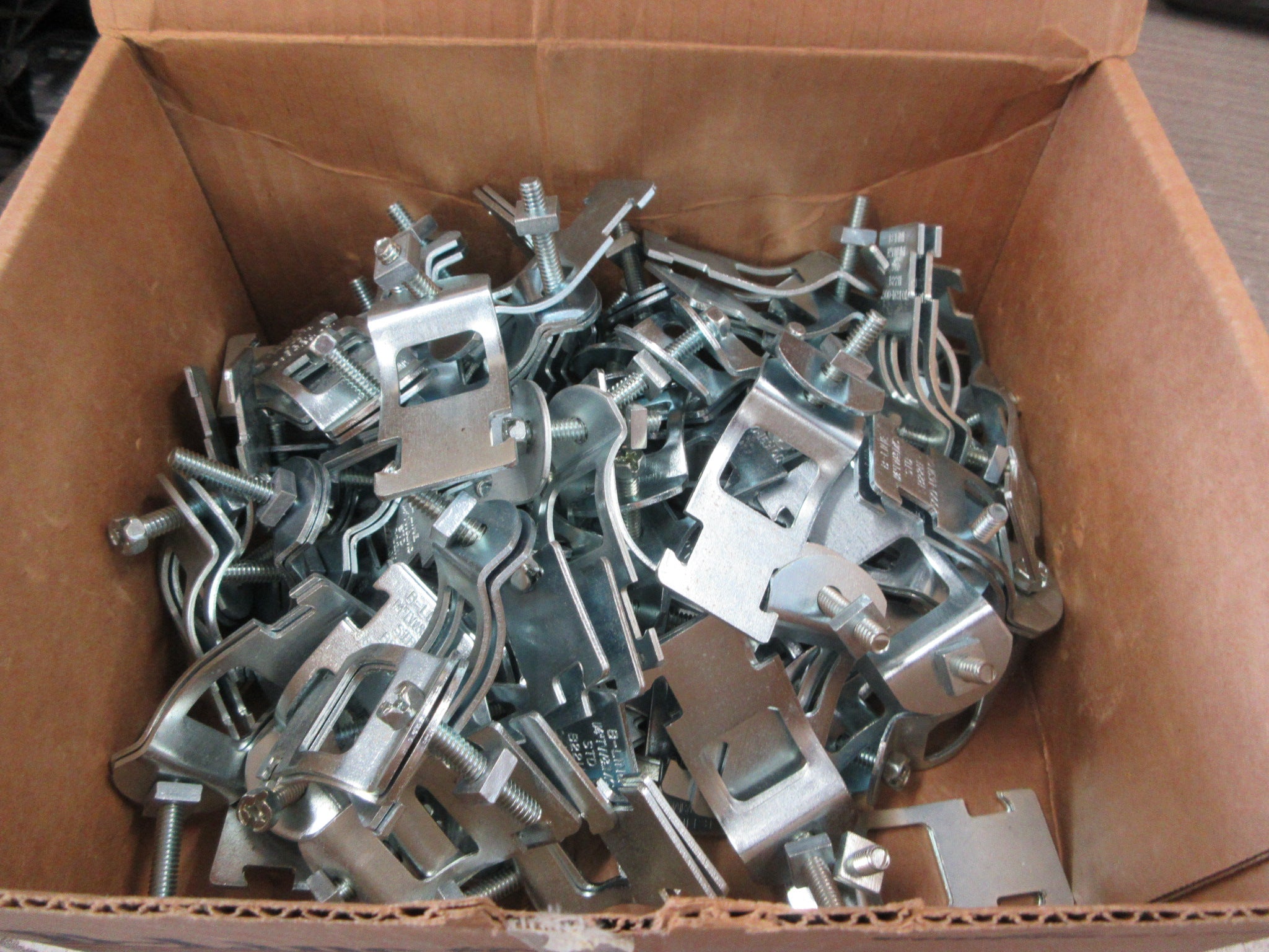 Cooper B-Line Multi-Grip Pipe Clamp B2211PA ZN (1 1/4) Size: 1 1/4 New Surplus