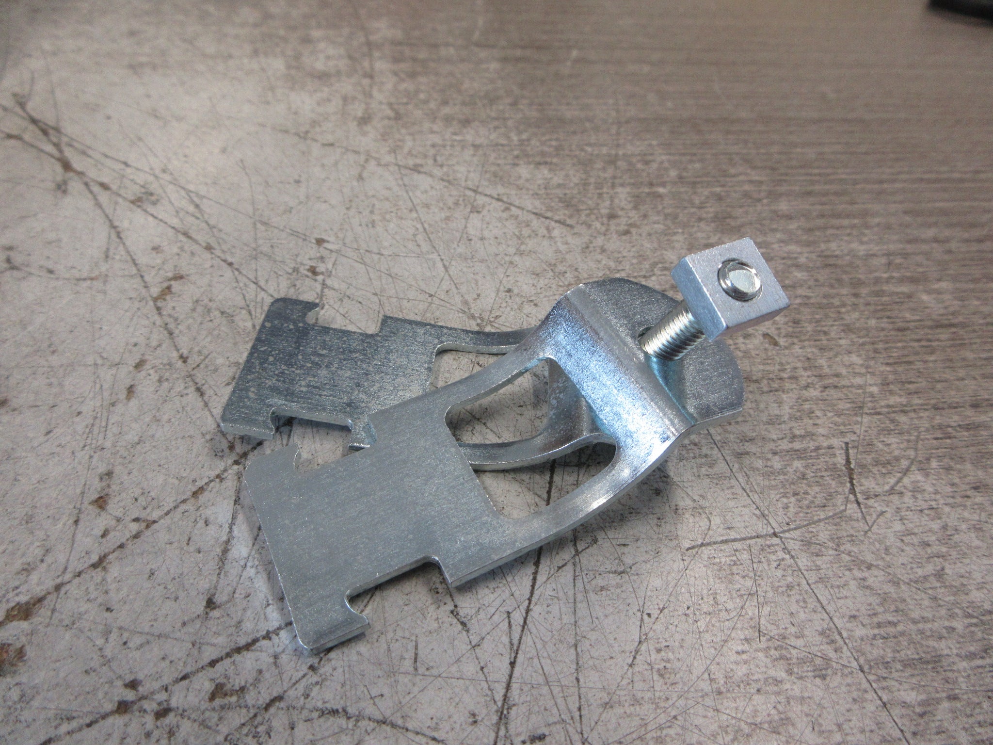 Cooper B-Line Multi-Grip Pipe Clamp B2211PA ZN (1 1/4) Size: 1 1/4 New Surplus