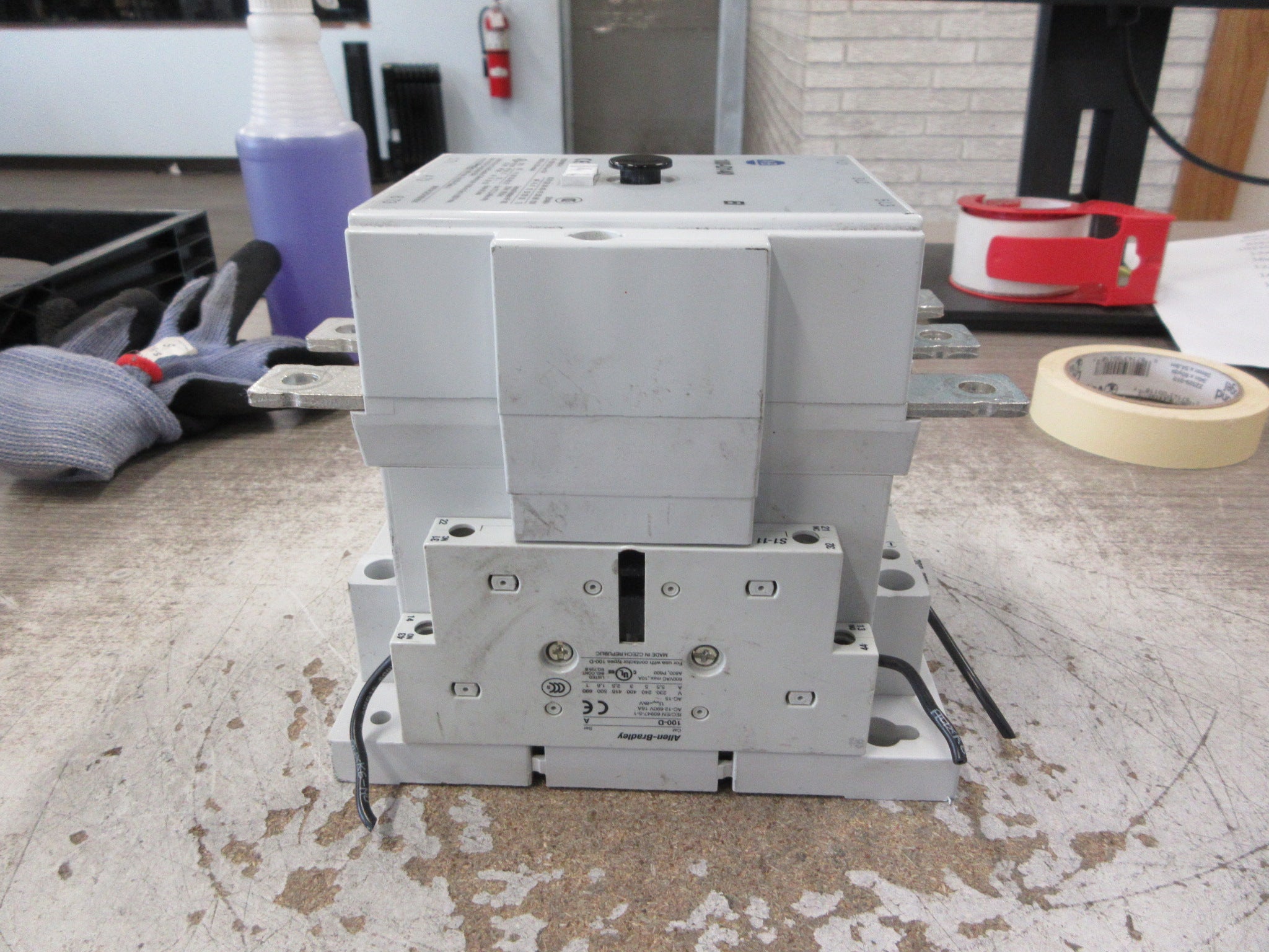 Allen-Bradley Contactor 100-D140 208-277V Coil 140A 600V (2) Aux Contacts Used