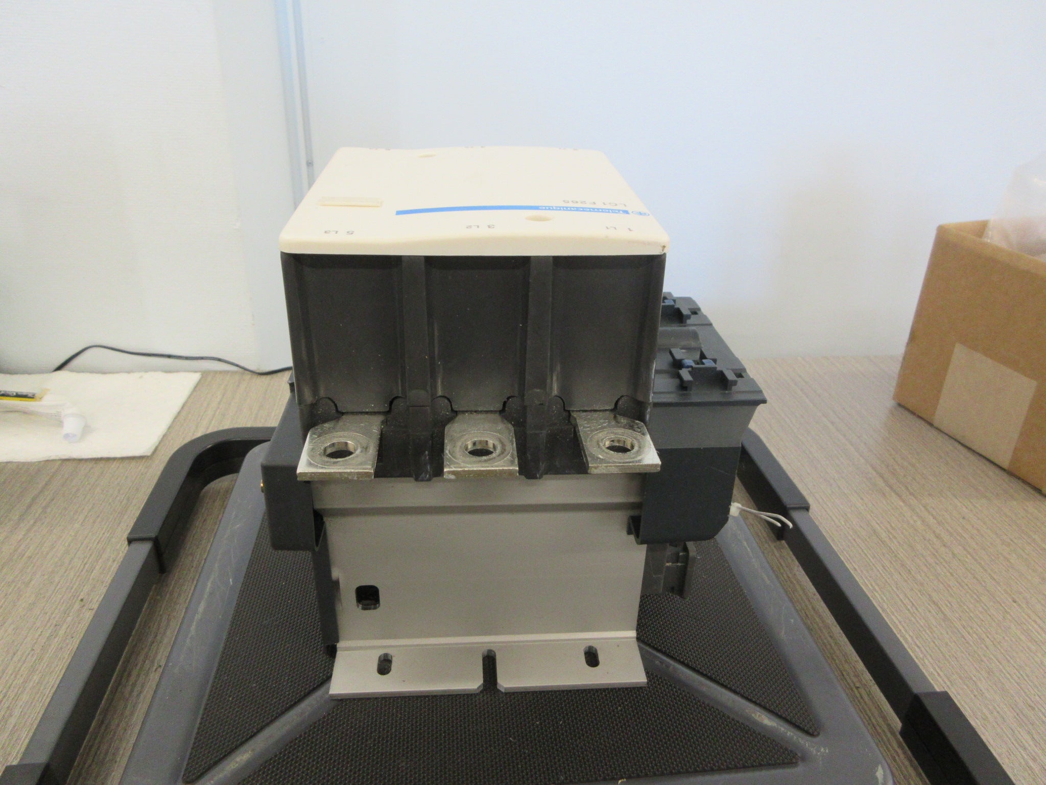 Telemecanique Contactor LC1F265 480-500V Coil 40-400 Hz 285A 600V Used