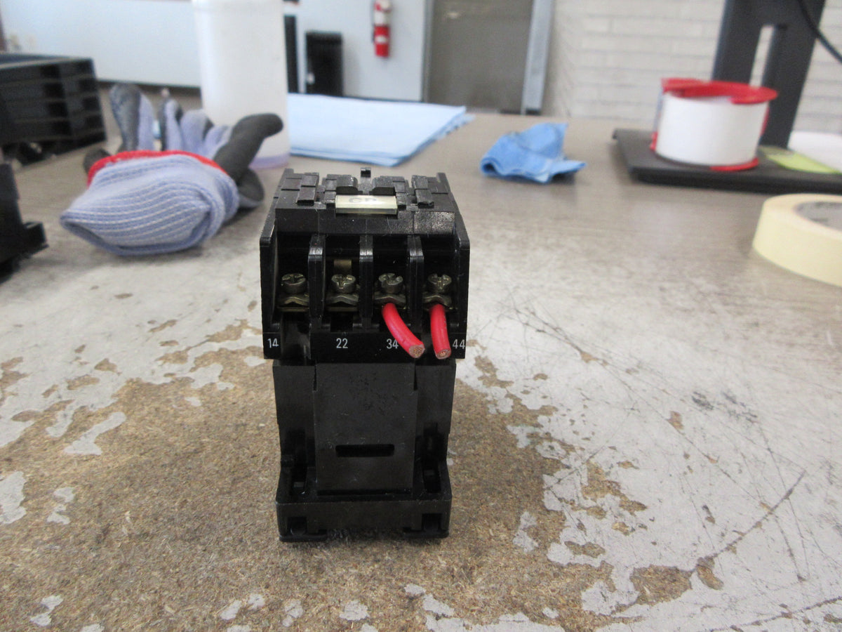 Cutler-Hammer Type CR Relay MD20CR31 480V Coil *Broken DIN-Rail Mount* Used