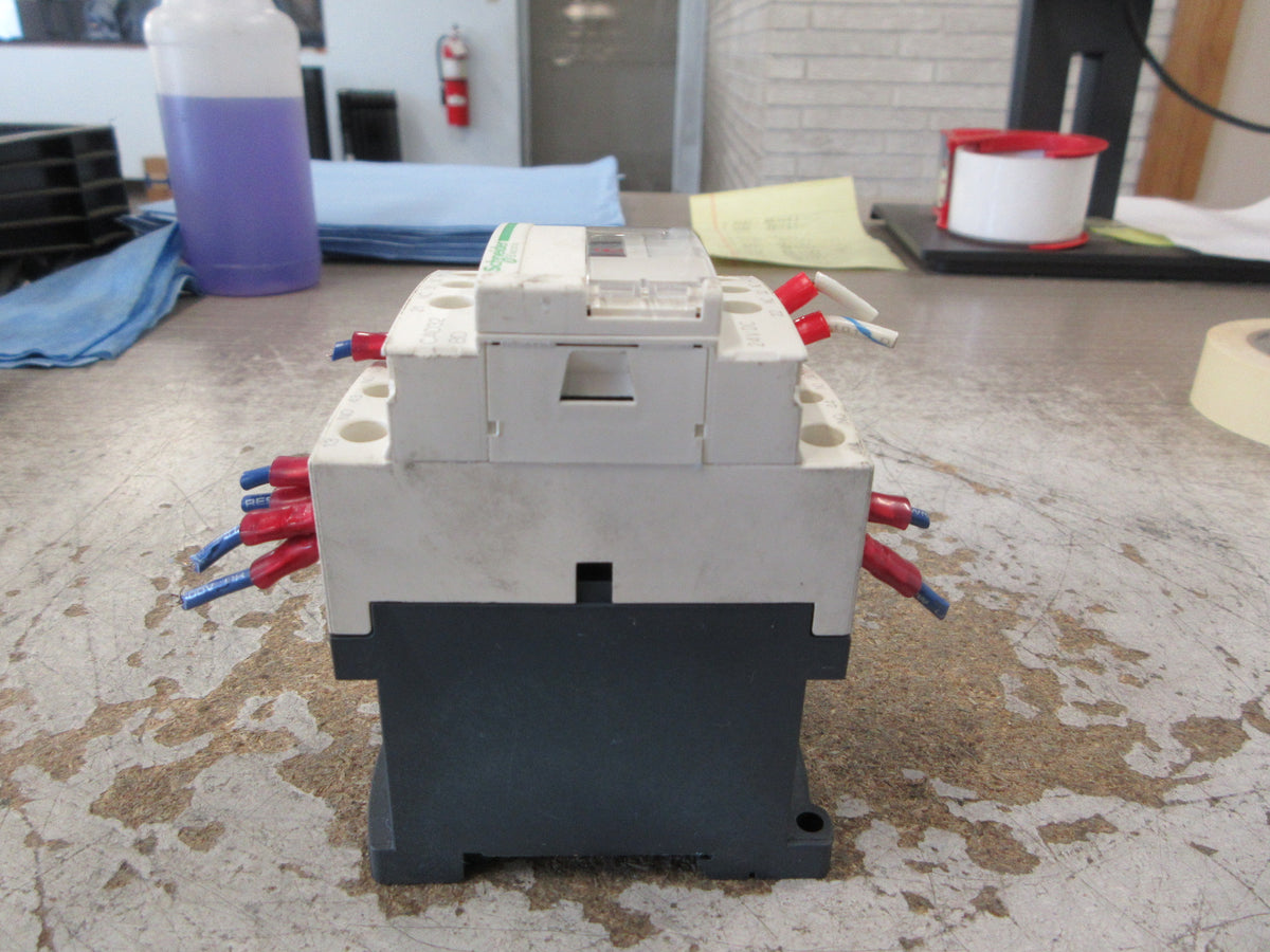 Schneider Electric Contactor CAD32 BD 24VDC Coil 10A 600V Used