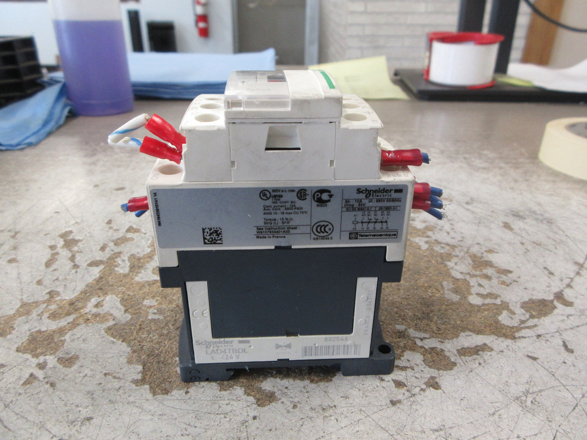 Schneider Electric Contactor CAD32 BD 24VDC Coil 10A 600V Used