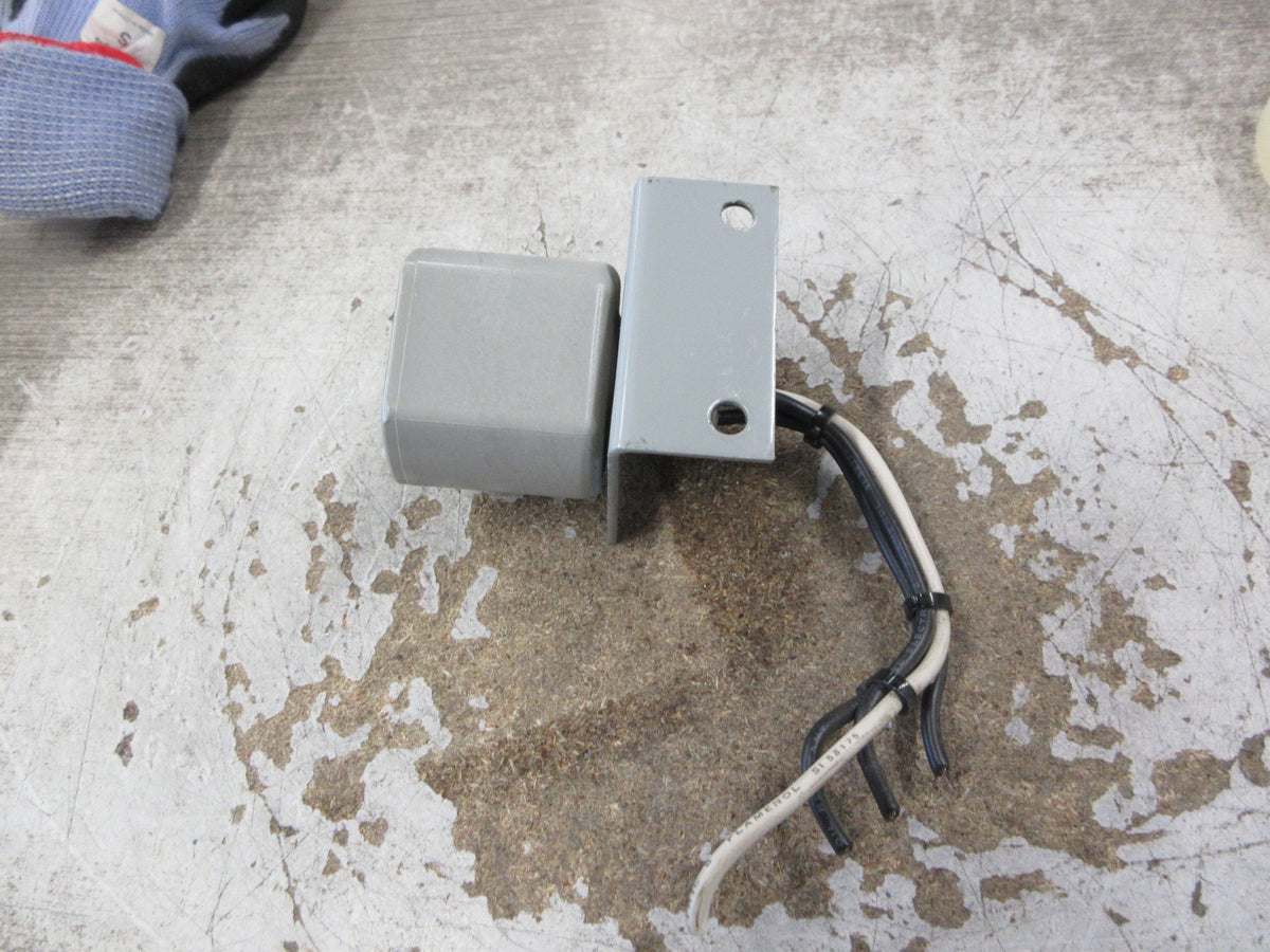 GE Surge Arrester 9L15ECC001 650VAC 3P Used