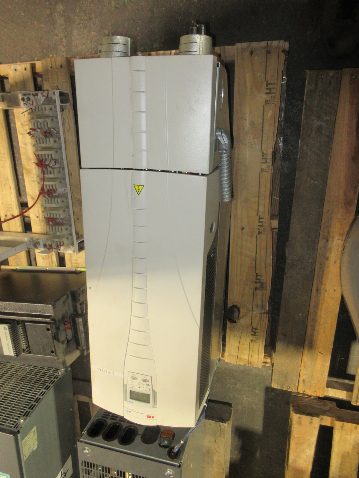 ABB ACH550 AC Drive ACH550-UH-178A-2 60HP Input: 3PH , 208-240VAC , 178A Used