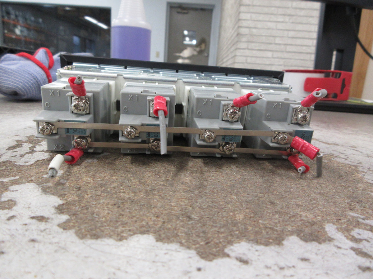 Idec Annunciator SLC40N-0104-DHT2FB 4x1 Used