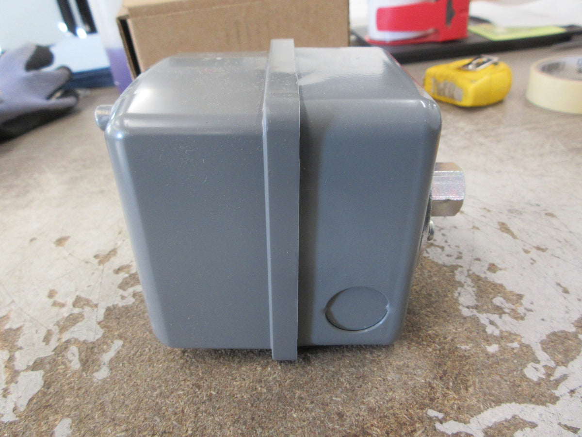 Square D Pumptrol Pressure Switch 9013GHG2J30 Ser. C On: 80 PSI New Surplus
