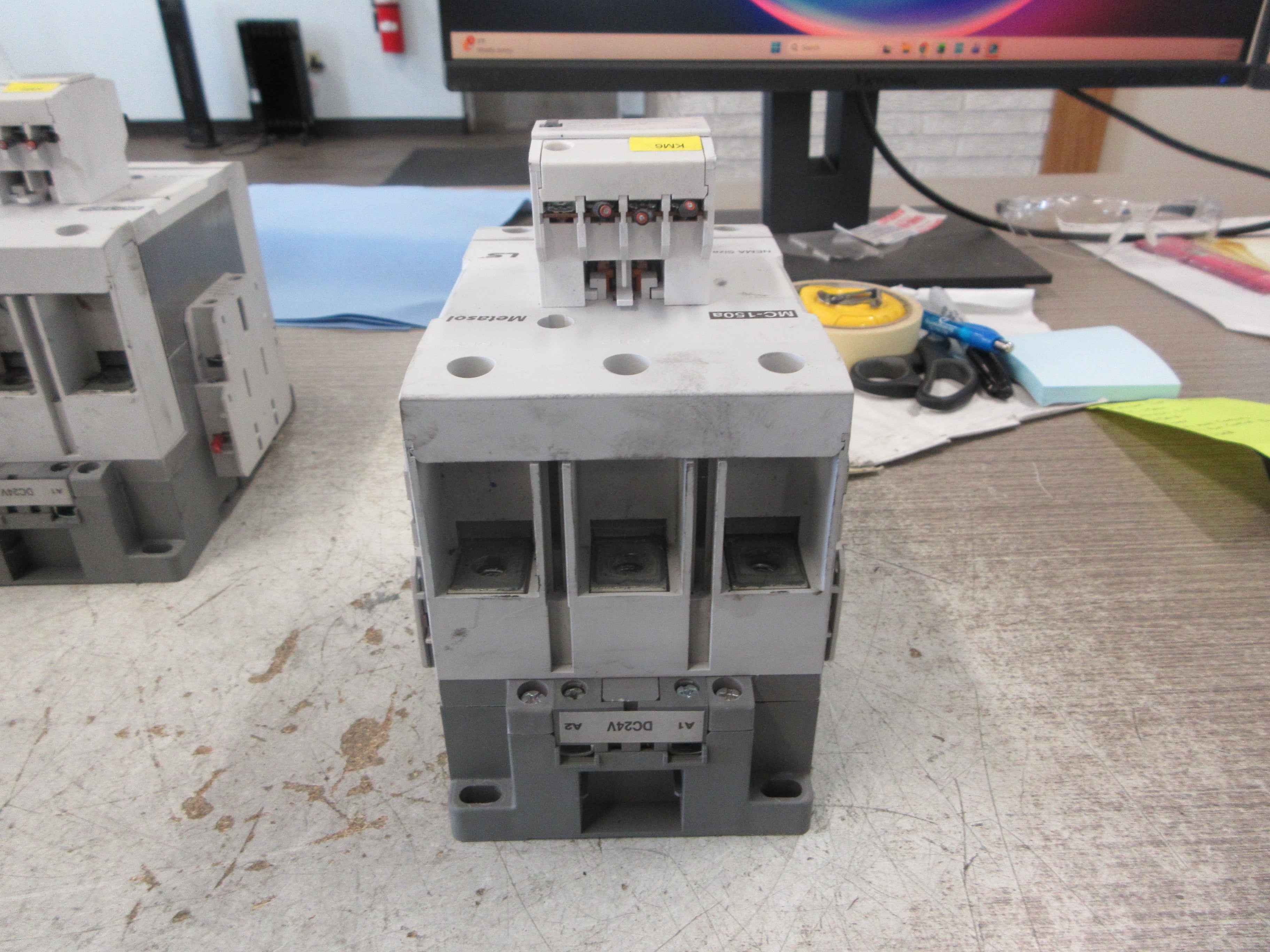 LS Metasol Size 4 Contactor MC-150a 24VDC Coil 250A 600V (2) Aux Contacts Used