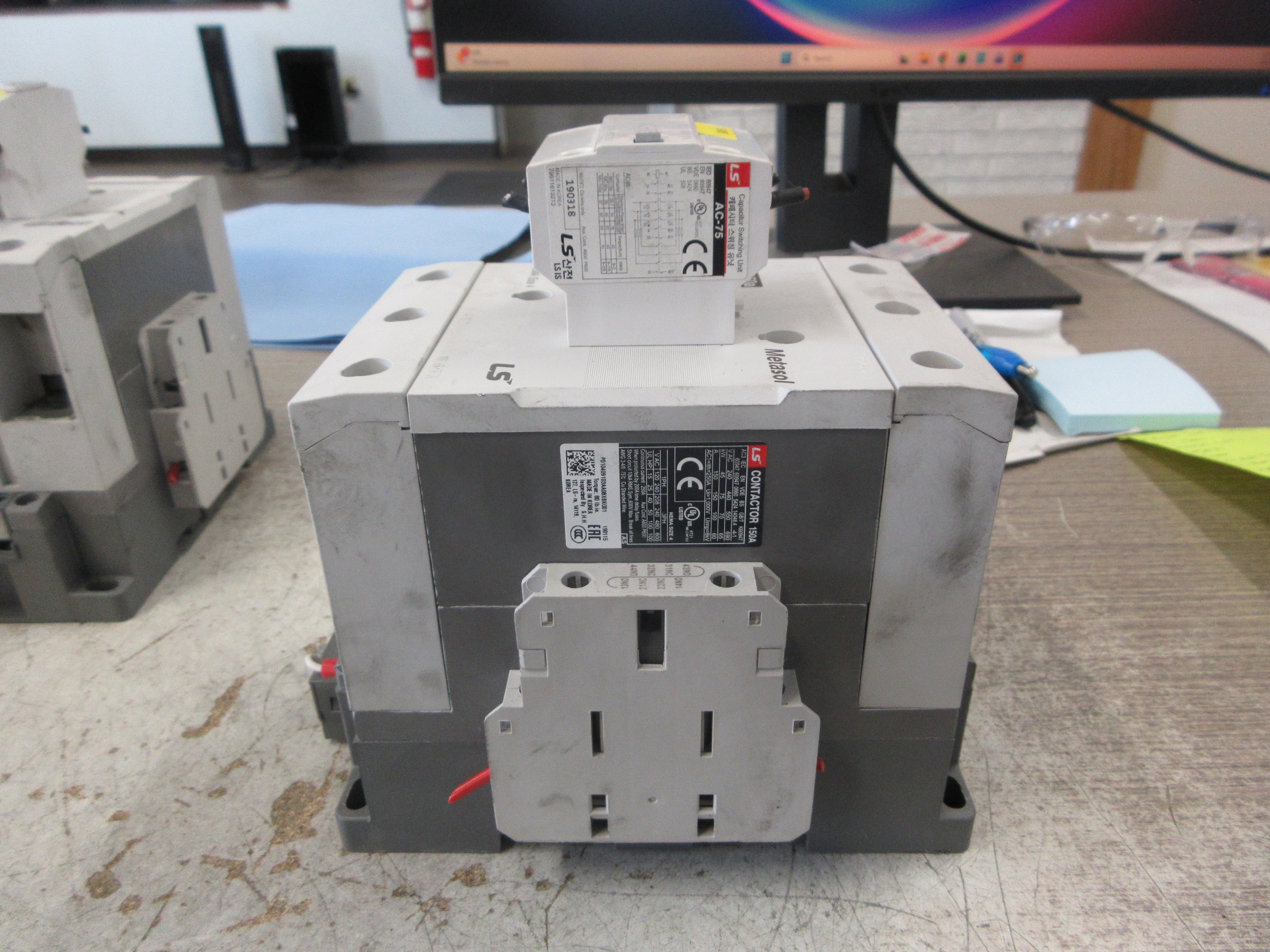 LS Metasol Size 4 Contactor MC-150a 24VDC Coil 250A 600V (2) Aux Contacts Used