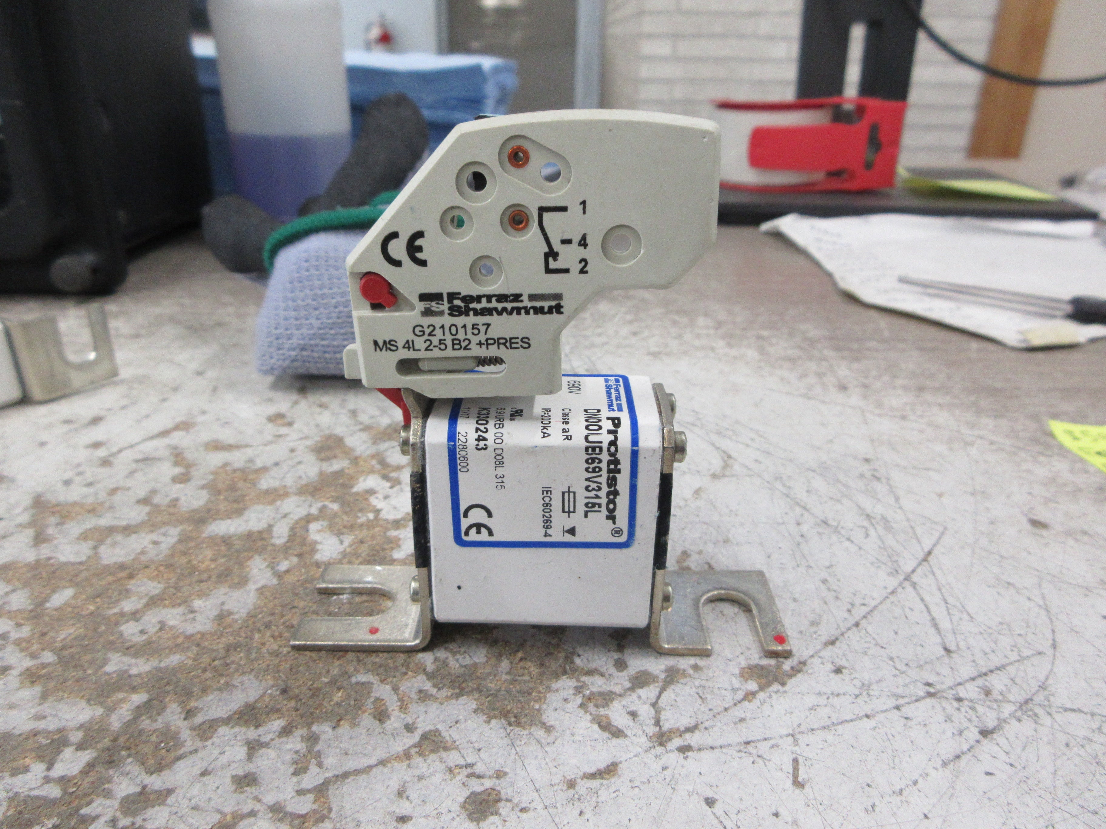 Ferraz Shawmut Protistor Fuse DN00UB69V315L 315A 690V W/Aux Contact Used