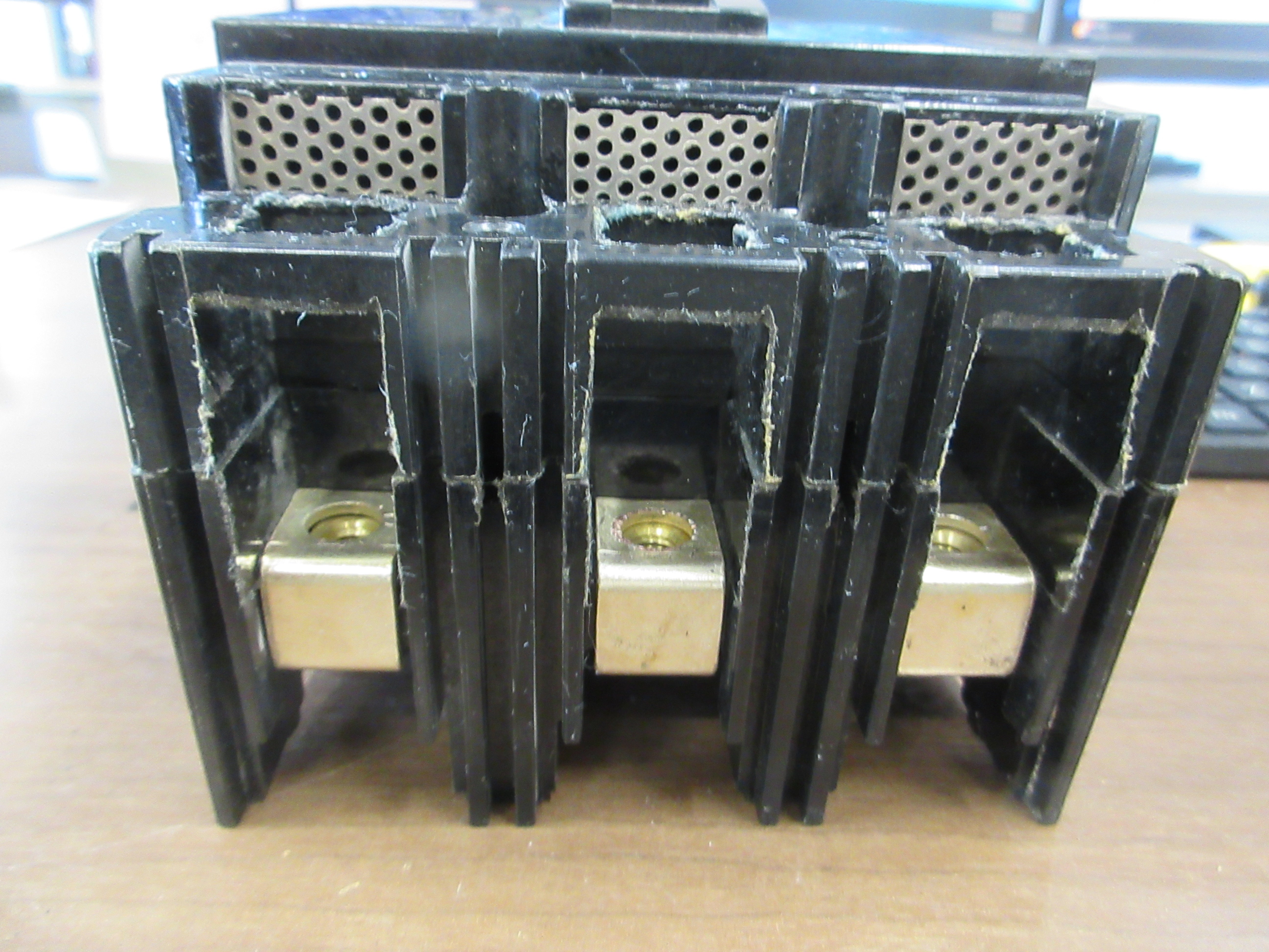 GE Circuit Breaker TEF134030 30A 480V 3P W/Mount Used