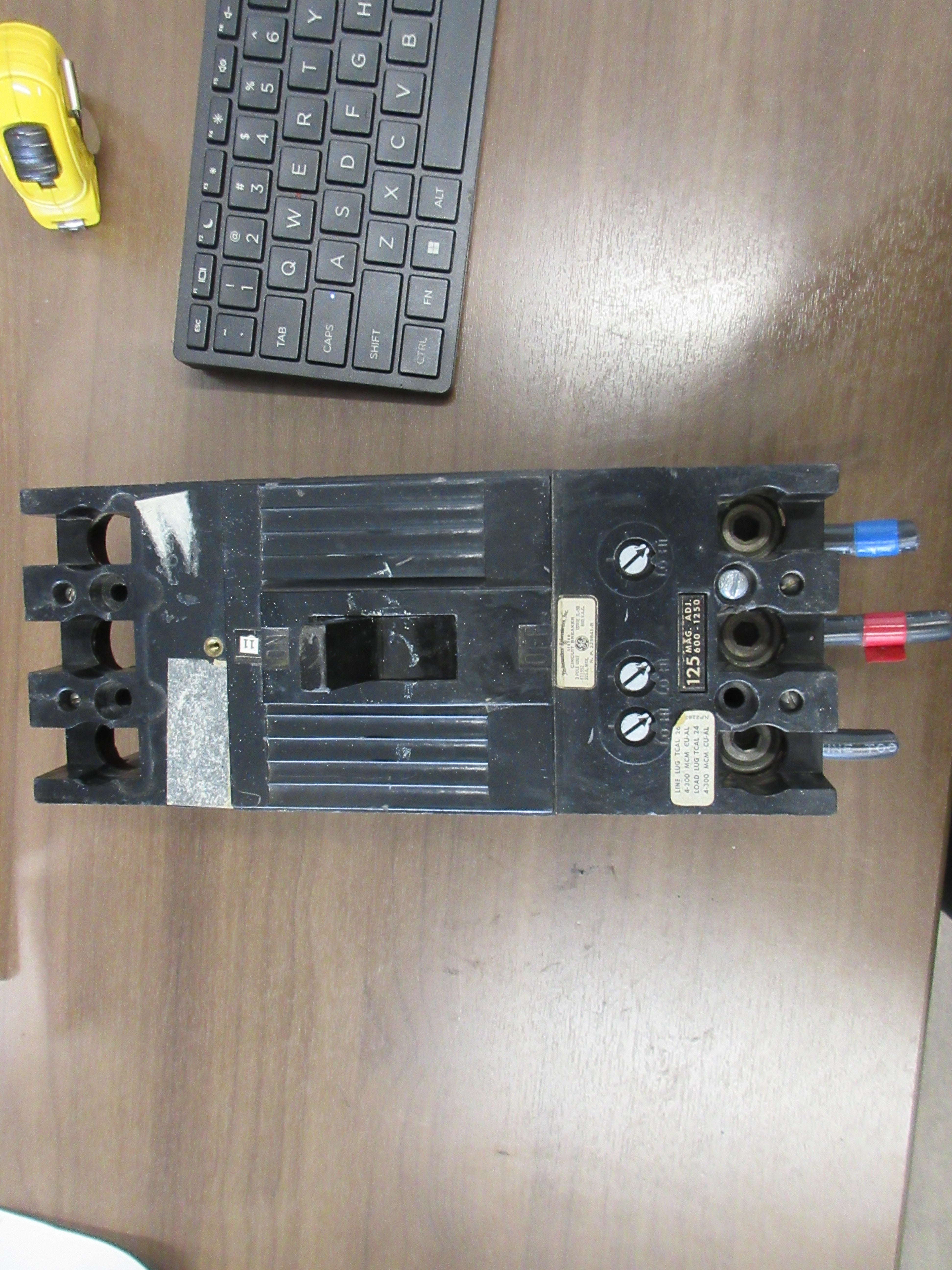 GE Circuit Breaker TFJ236125 125A 600V 3P (1) Mounting Screw Used