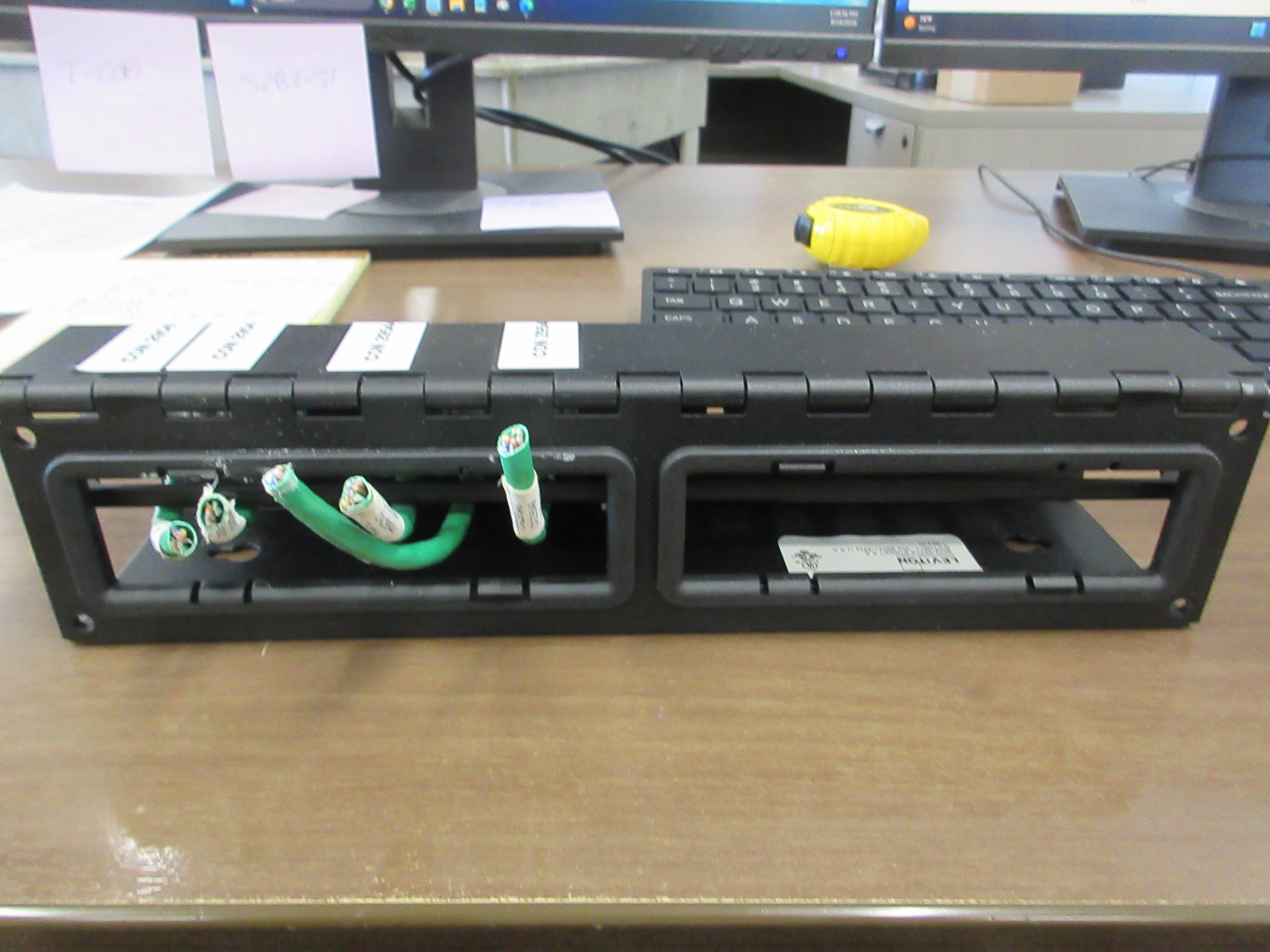Leviton Quickport Vertigo Zero-U Patch Panel 49280-QP0 12-Space Used