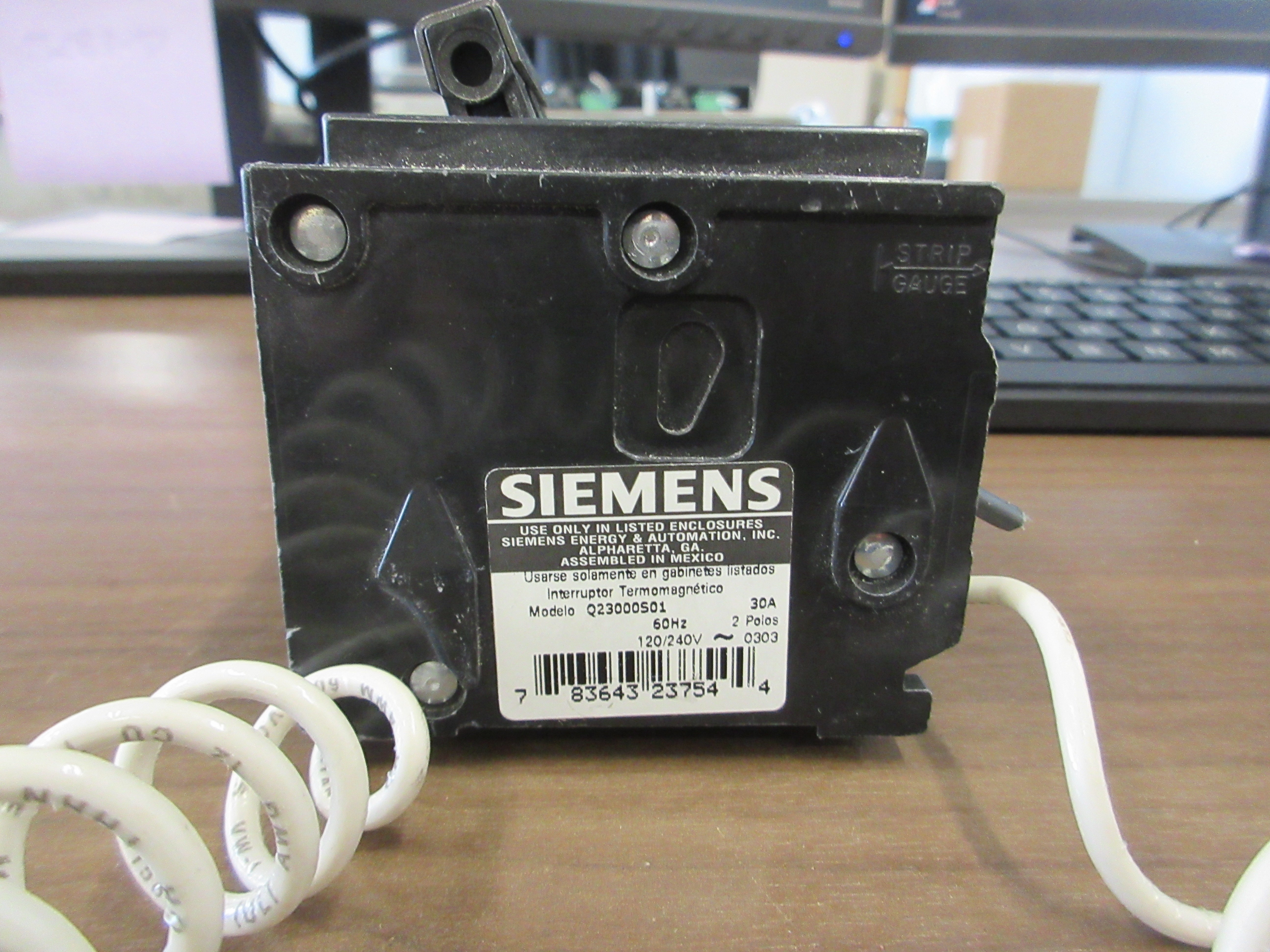 Siemens Type QP Clip-0n Shunt Trip Circuit Breaker Q23000S01 30A 120/240V Used