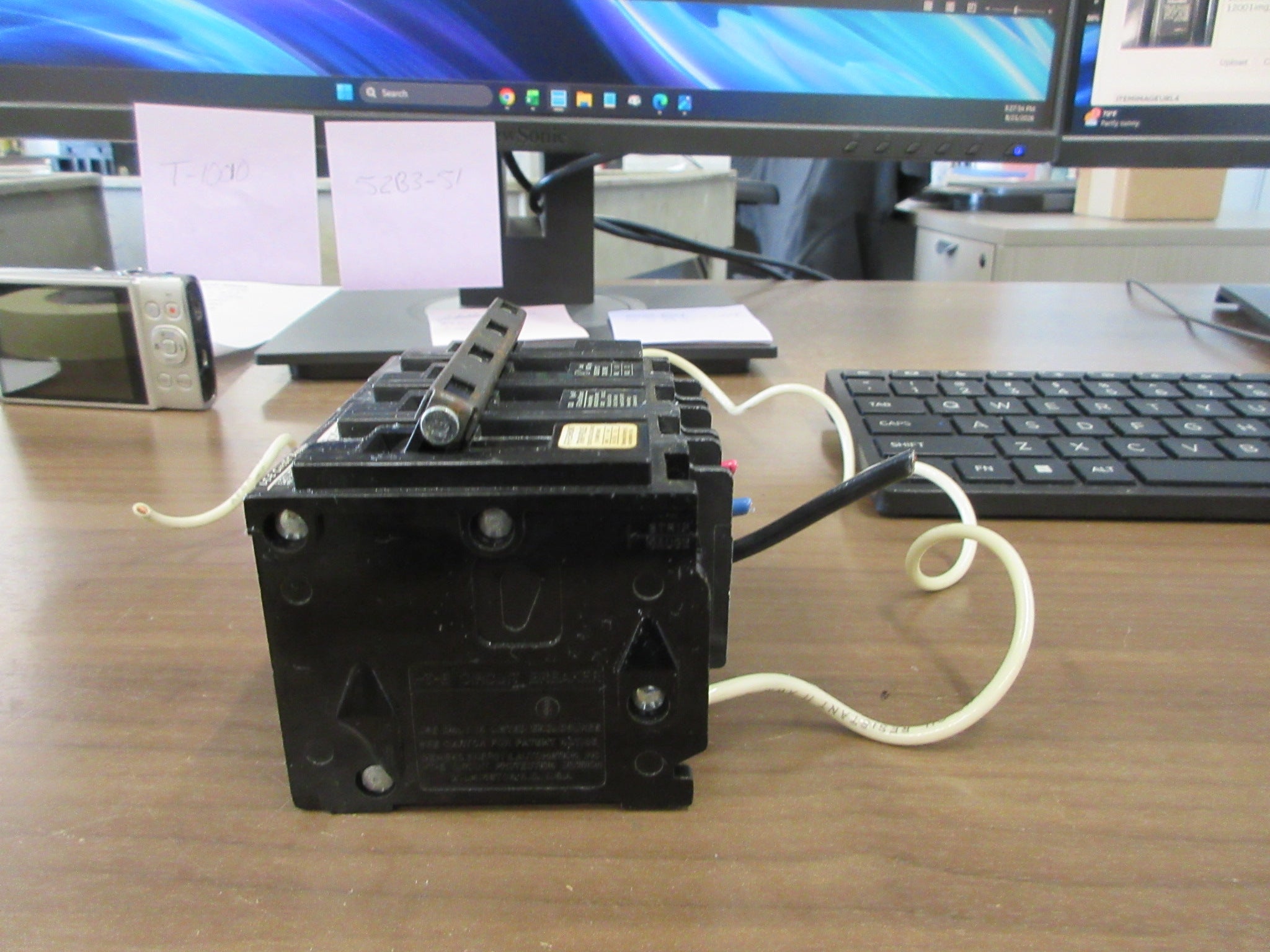 ITE Type QP Clip-On Shunt Trip Circuit Breaker Q33000501 30A 240V Used