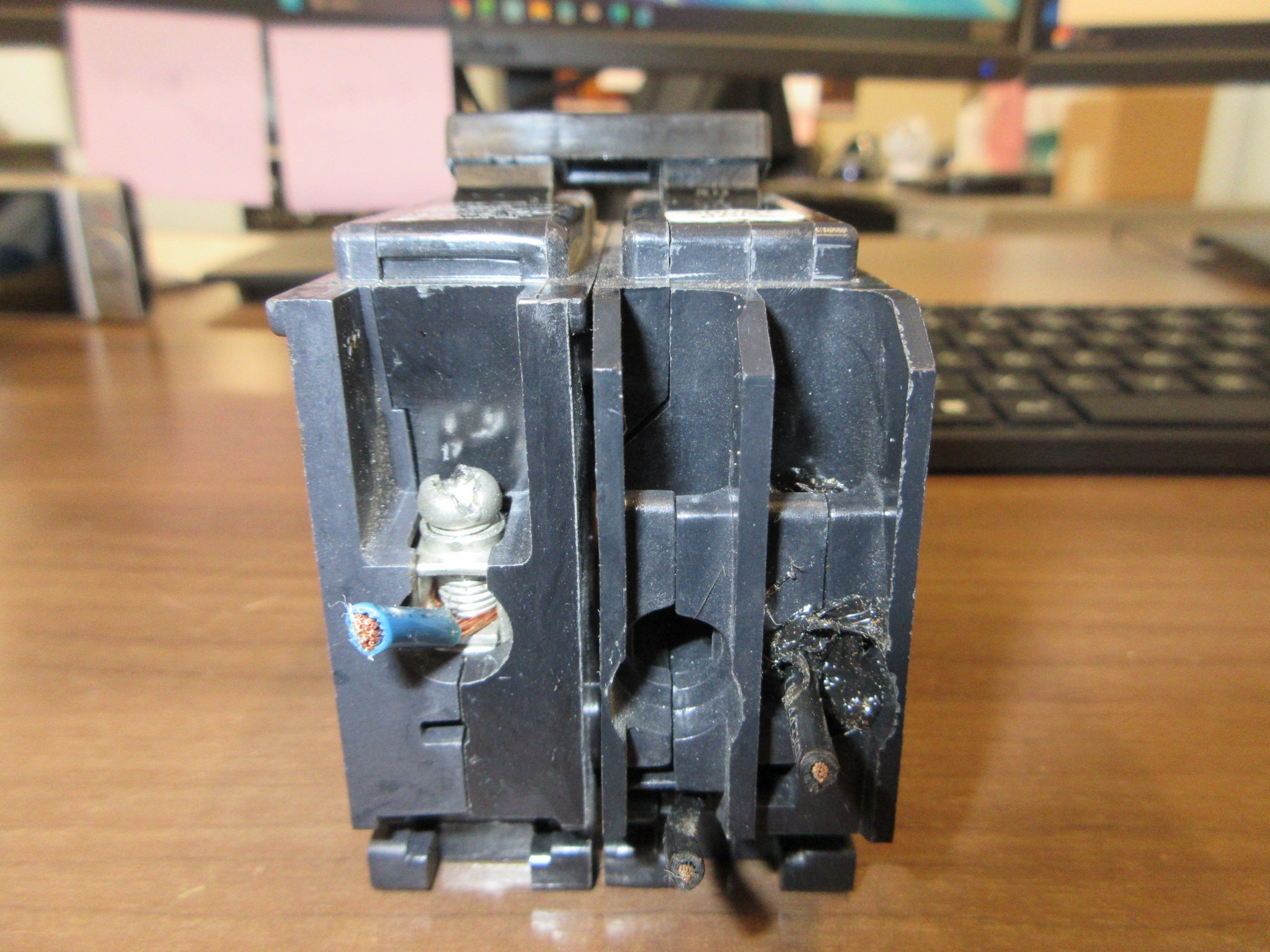 Cutler-Hammer Clip-On Shunt Trip Circuit Breaker BR120ST 20A 12/240V Used