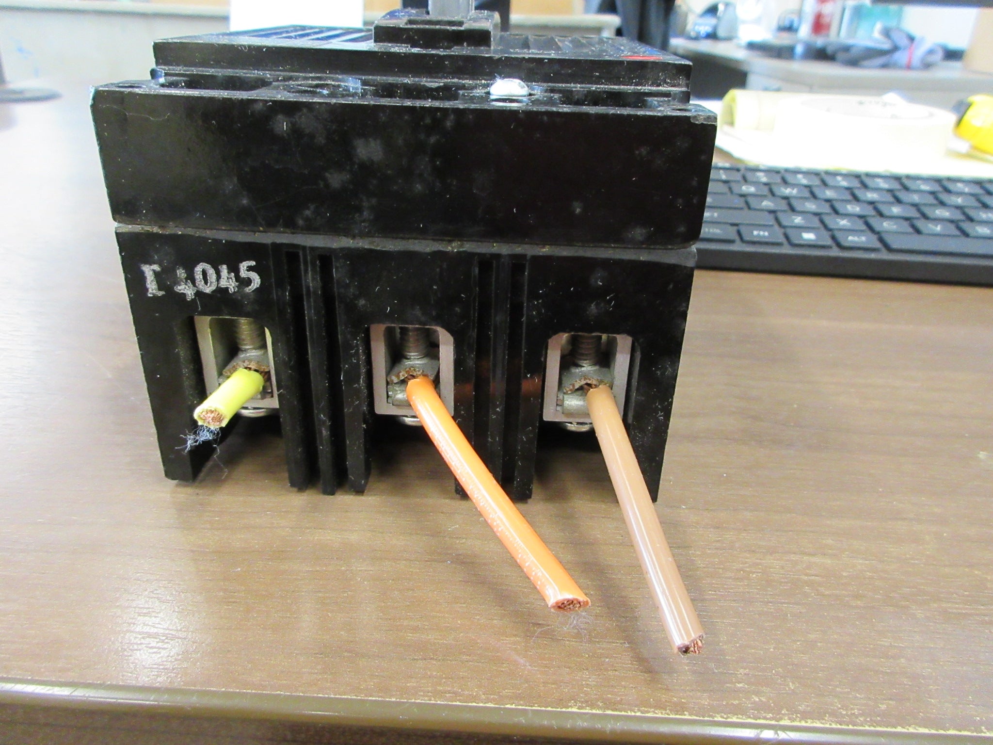 GE Circuit Breaker TED134045 45A 480V 3P (2) Mounting Screws (3) Lugs Used