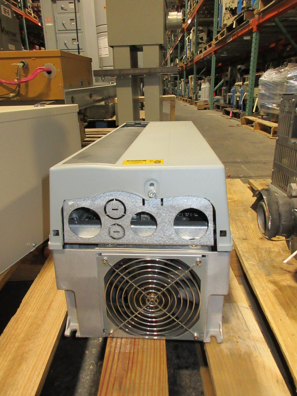 Danfoss VLT AC Drive 131B4264 40HP 3Ph Input: 3x380-480V 50/60Hz 55/47A Used