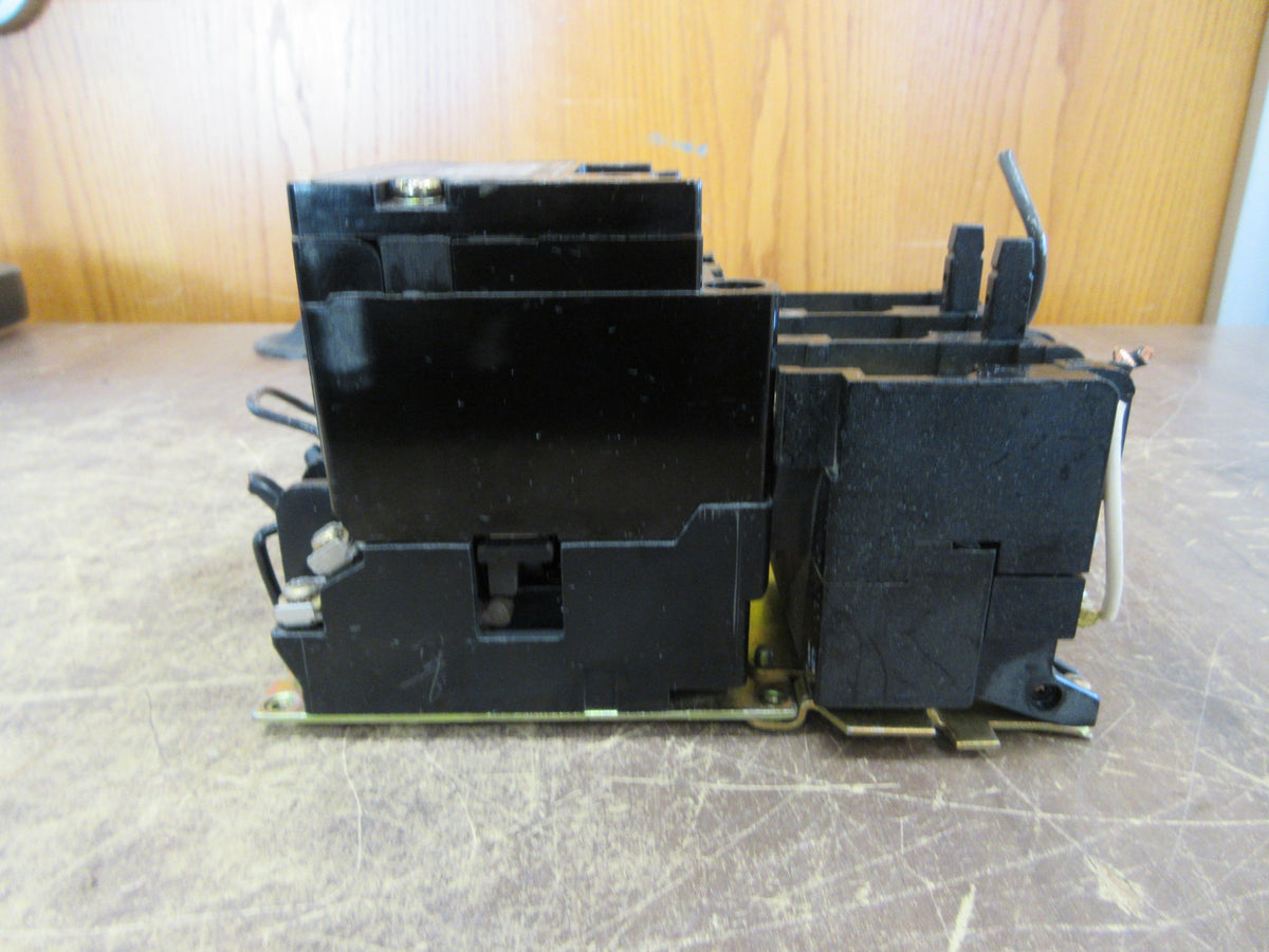 Square D Size 1 Starter 8502 SCG2S Ser. A 120V Coil 600V W/ Aux Fuse Used