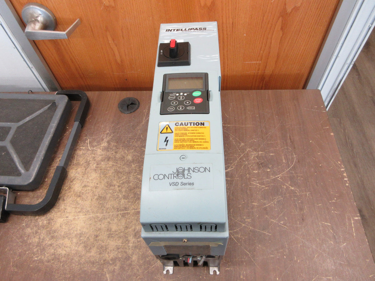 Eaton Johnson Controls AC Drive w/bypass VS002111A-00000 2HP 3Ph w/Keypad Used