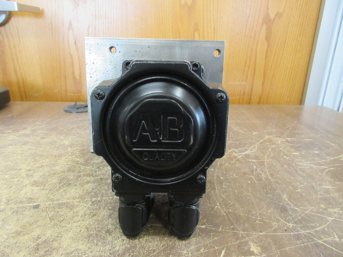 Allen-Bradley Kinetix AC Servo Motor MPL-B430P-MJ72AA Ser.A 3HP 5000 RPM Used