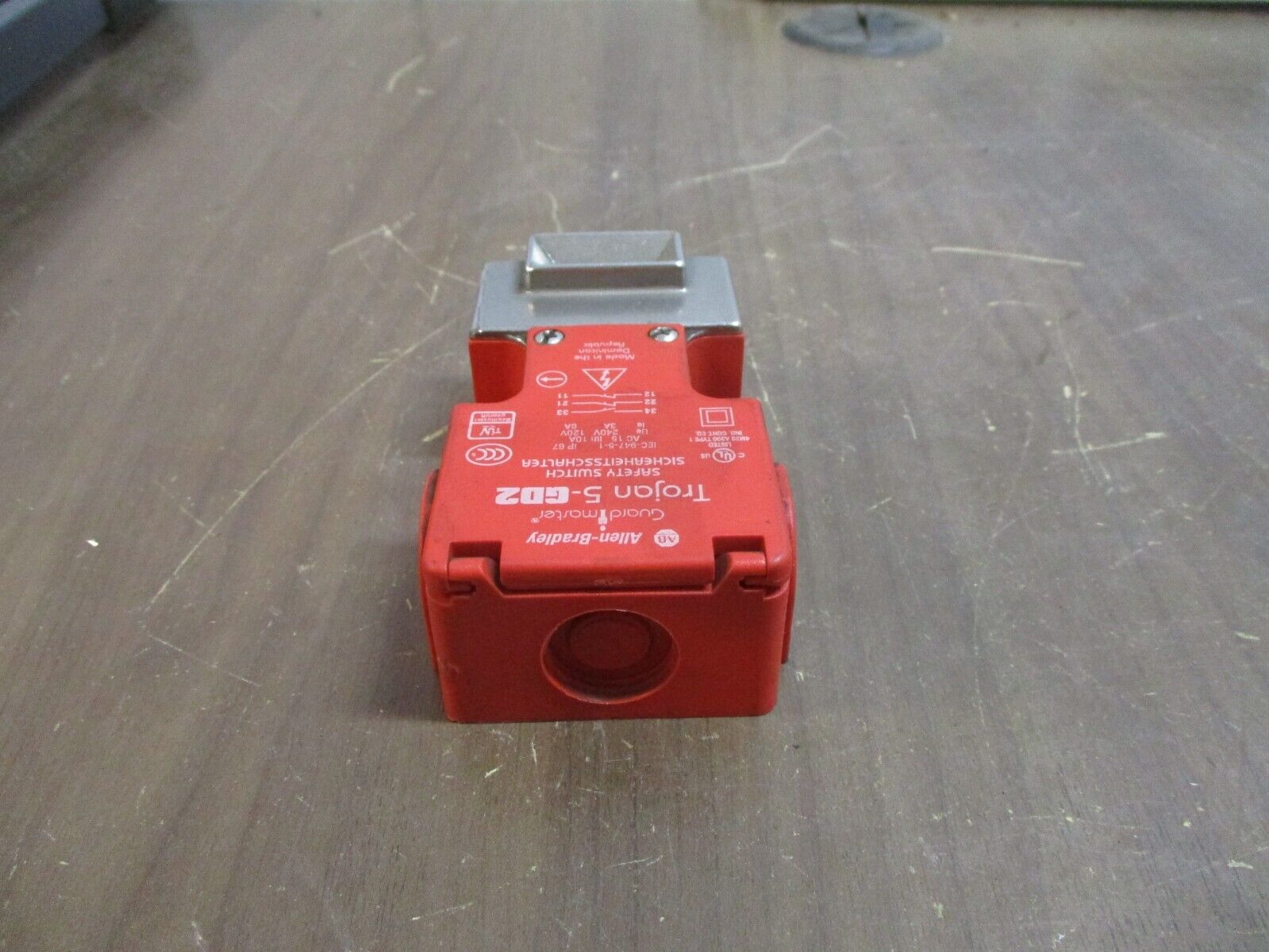 Allen-Bradley GuardMaster Safety Switch Trojan 5-GD2 120/240V 6A/3A Used