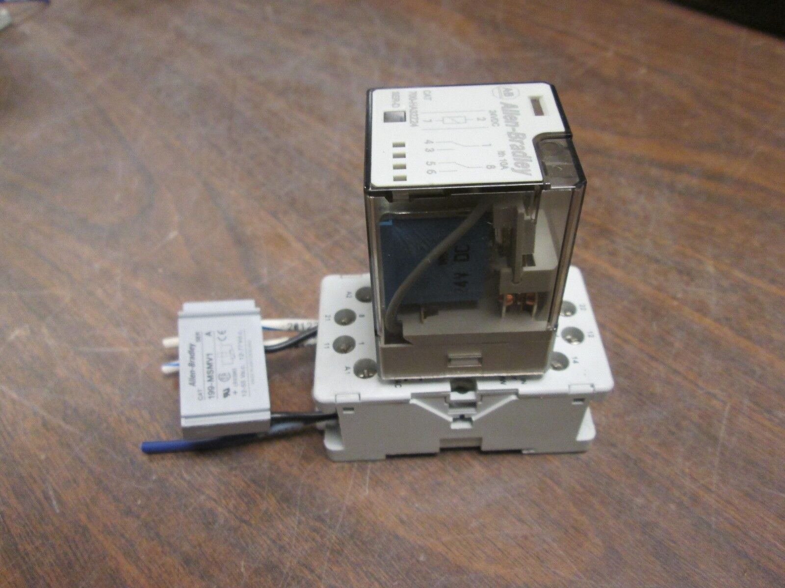 Allen-Bradley Relay w/ Base 700-HA32Z24/700-HN100 24VDC 10A Used