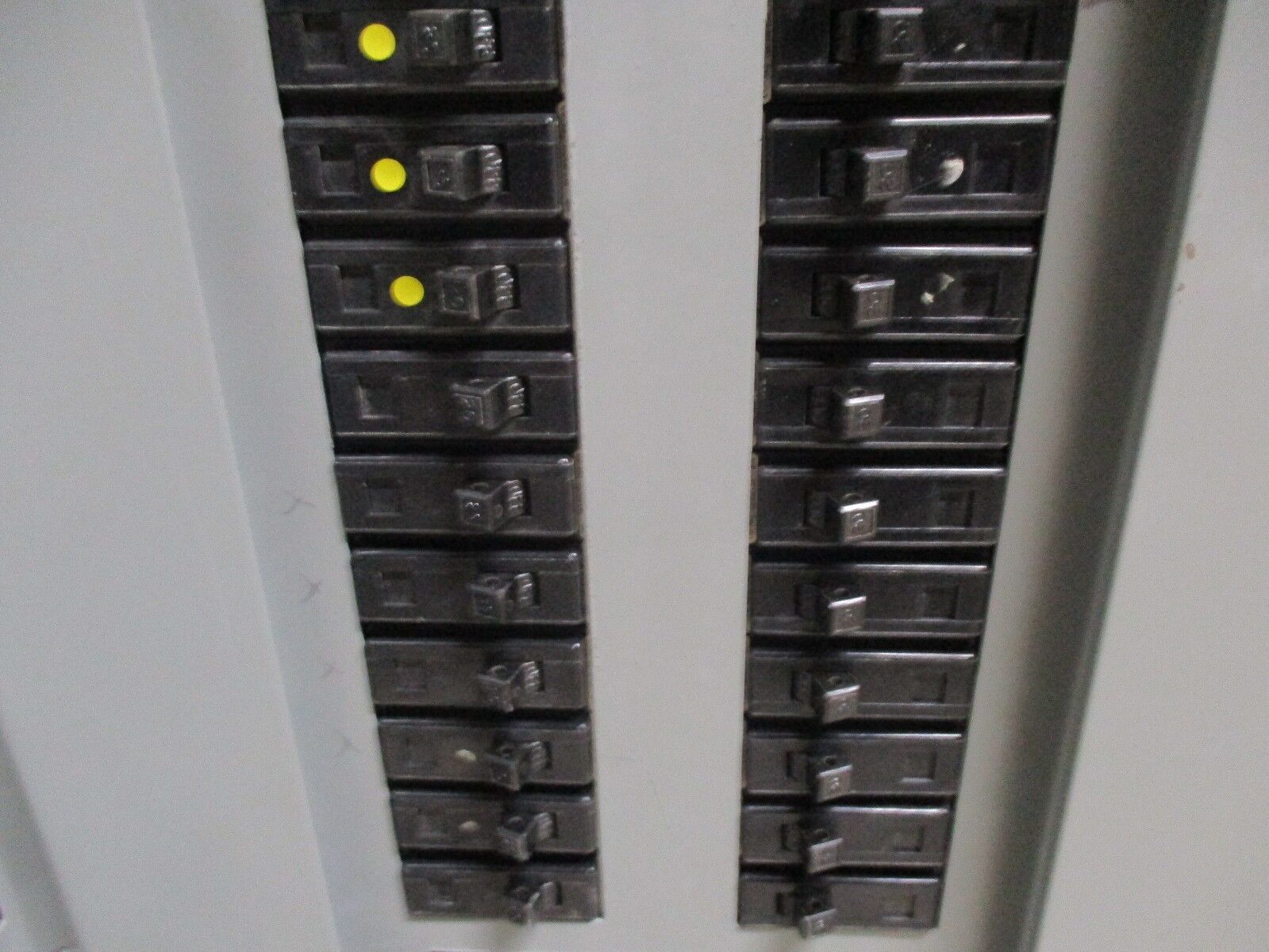 Westinghouse Main Lug Circuit Breaker Panel CG-15706 42-Slot, 225A Max 3Ph 4W