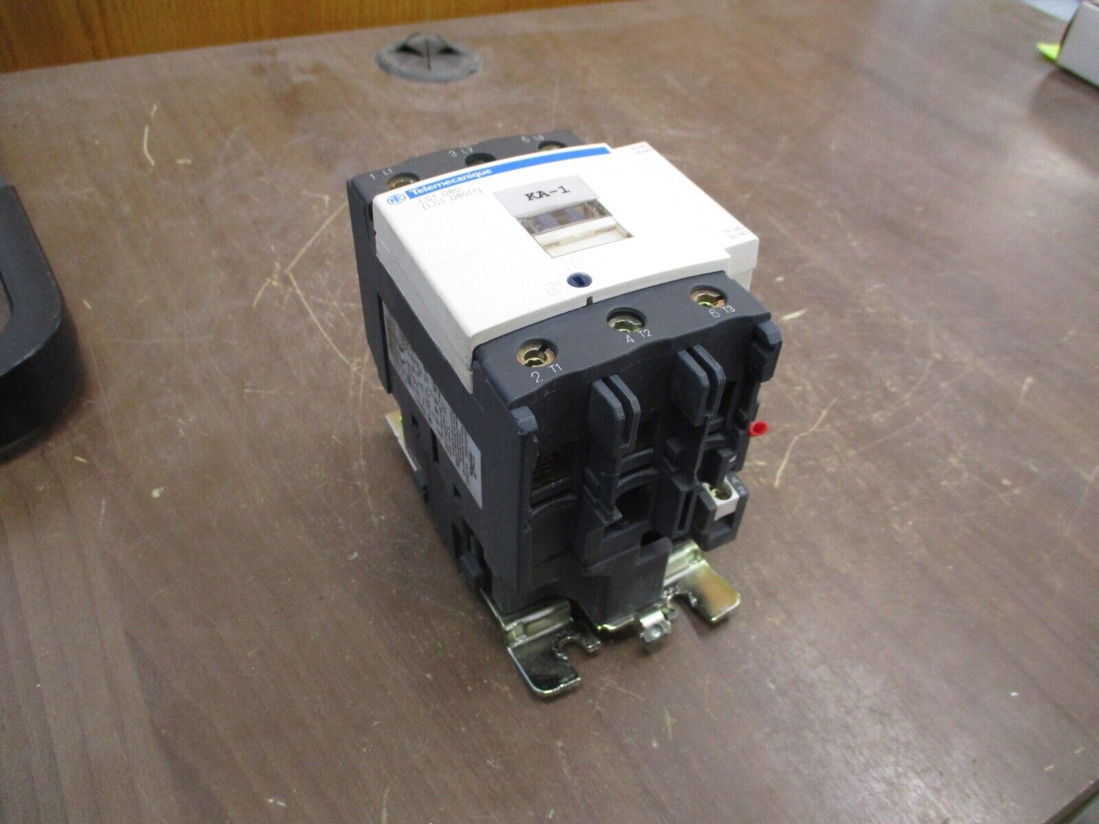 Telemecanique Contactor LC1 D8011 120V Coil 110A 600V *Bent Mounting Hook* Used
