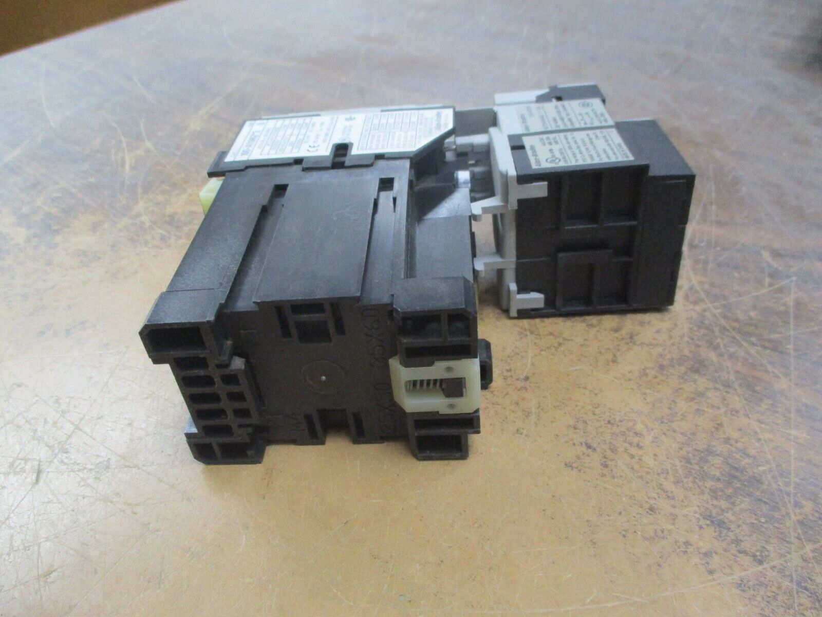 Allen-Bradley Starter 100-A09NZ*3/193-KB16 24VDC Coil 9A 600V Trip:1.1-1.6A Used