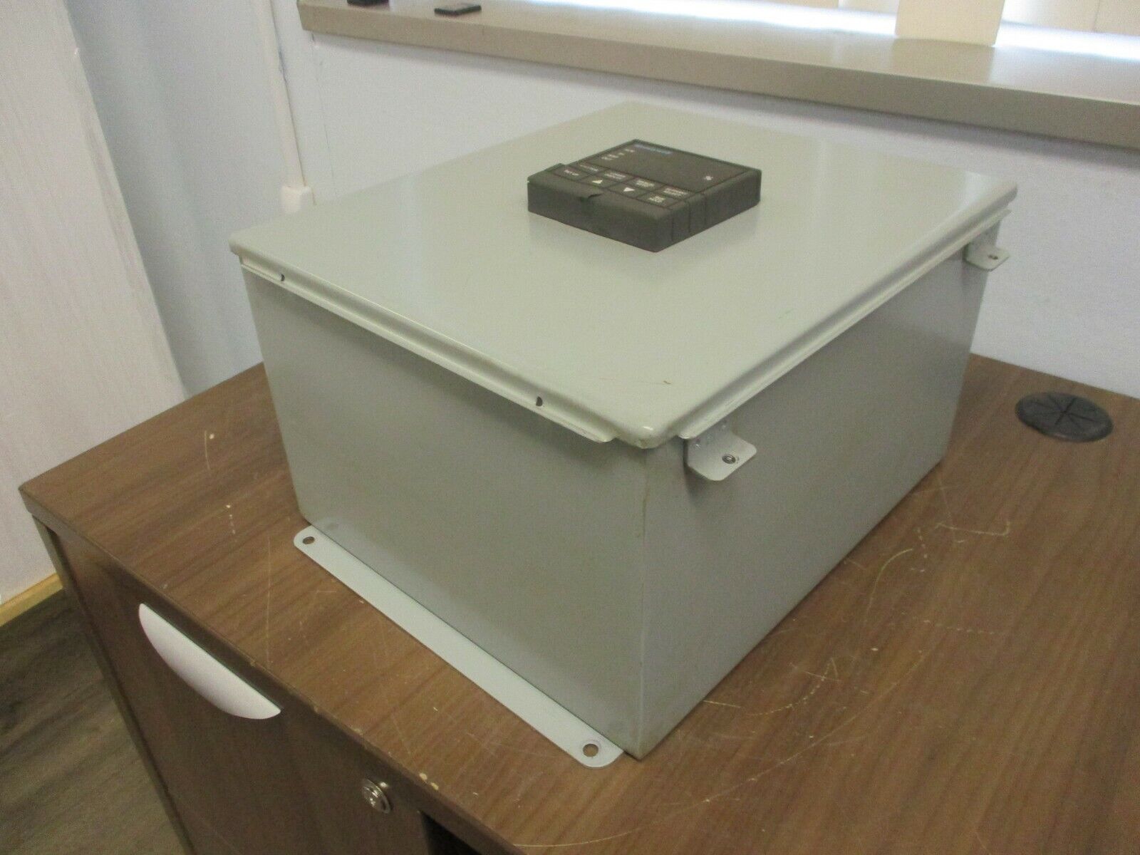 Honeywell Enclosed Versa-Pro Temperature Controller UDC3000 90-264V 50/60Hz Used