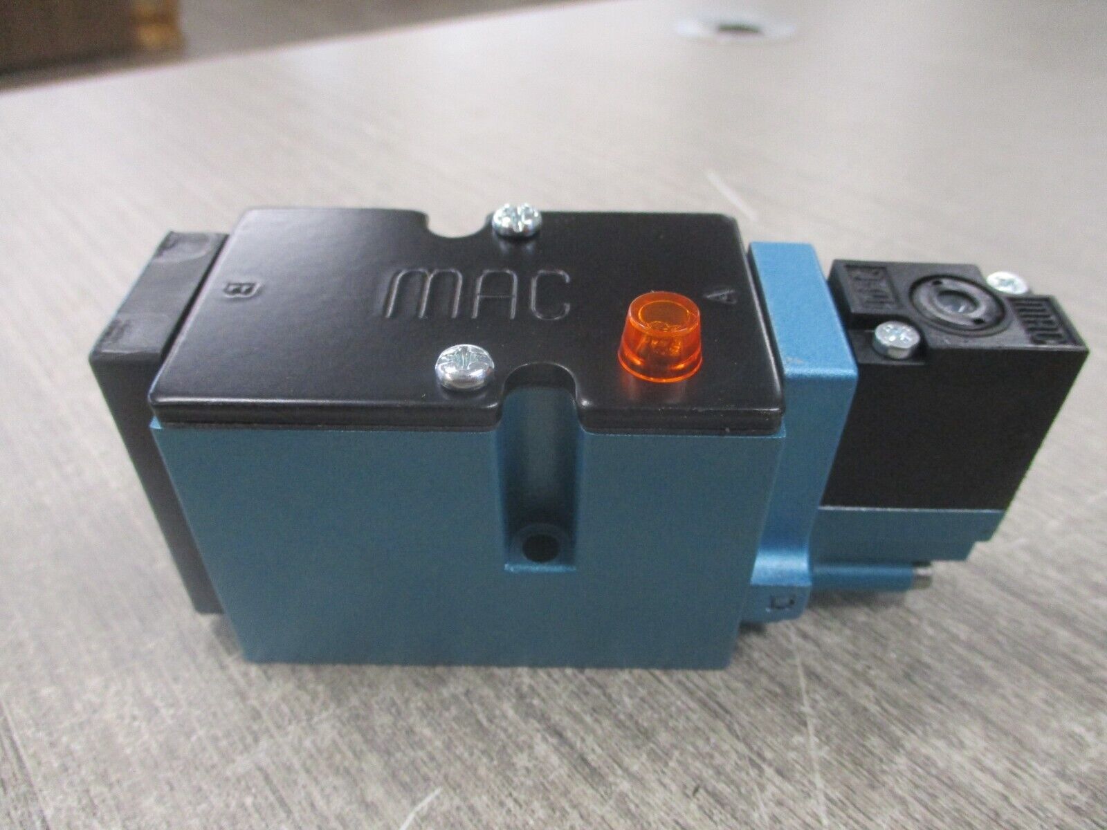 MAC Solenoid Valve 82A-AC-000-TM-DAAP-1DA *No Box* New Surplus