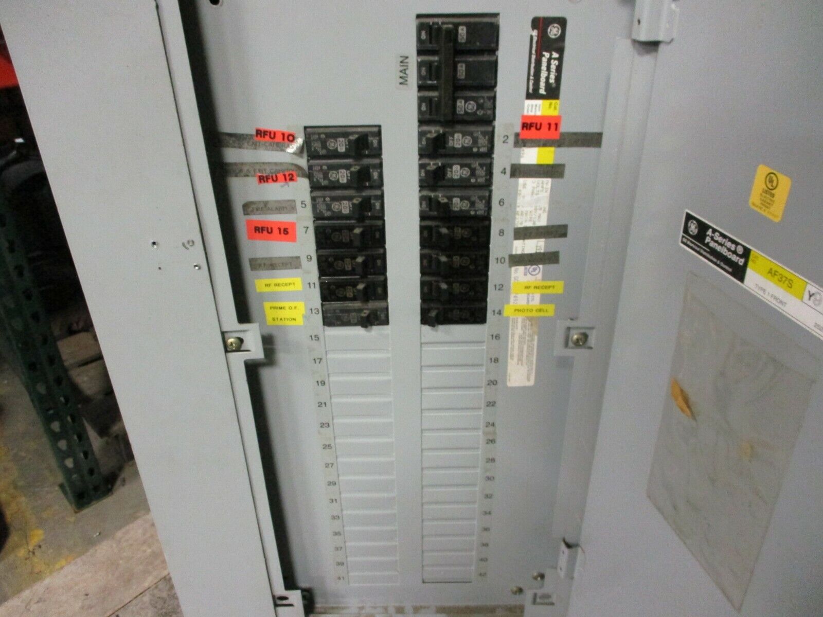 GE Main Breaker Circuit Breaker Panel 125A Max 208Y/120 3Ph 3W Used