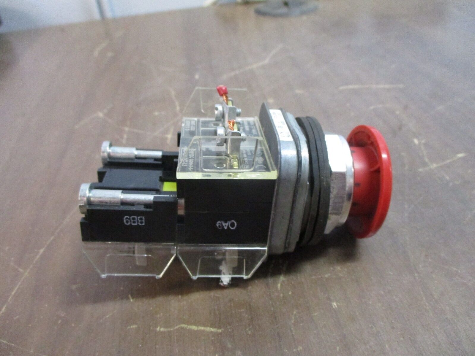 Allen-Bradley Mushroomhead Push Button 800T-D... Ser. T Type 4, 13 Red Used