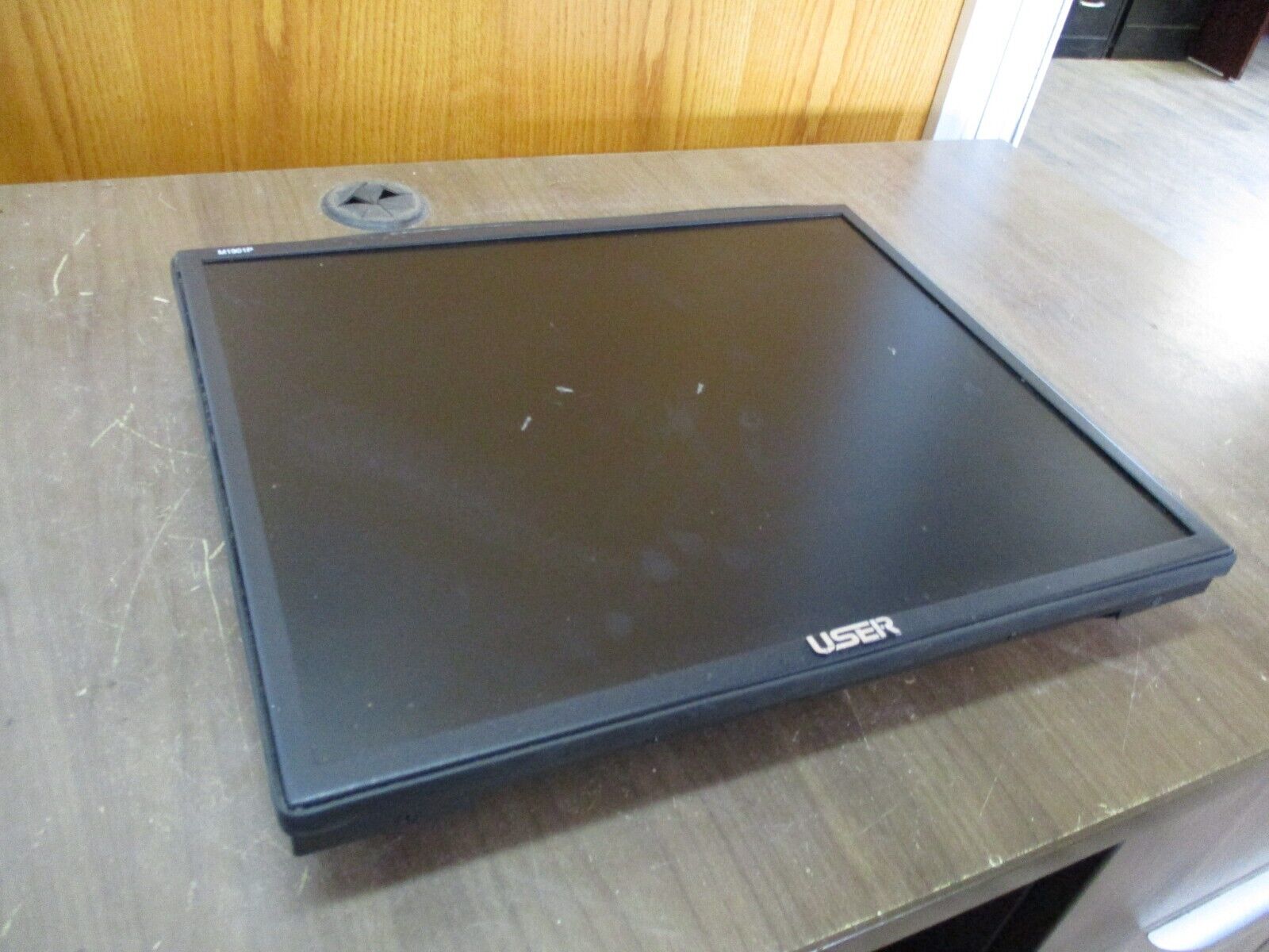 User CCTV LCD Monitor US-M1901P 19" 100-240VAC *No Power Cord, Scratched Screen*