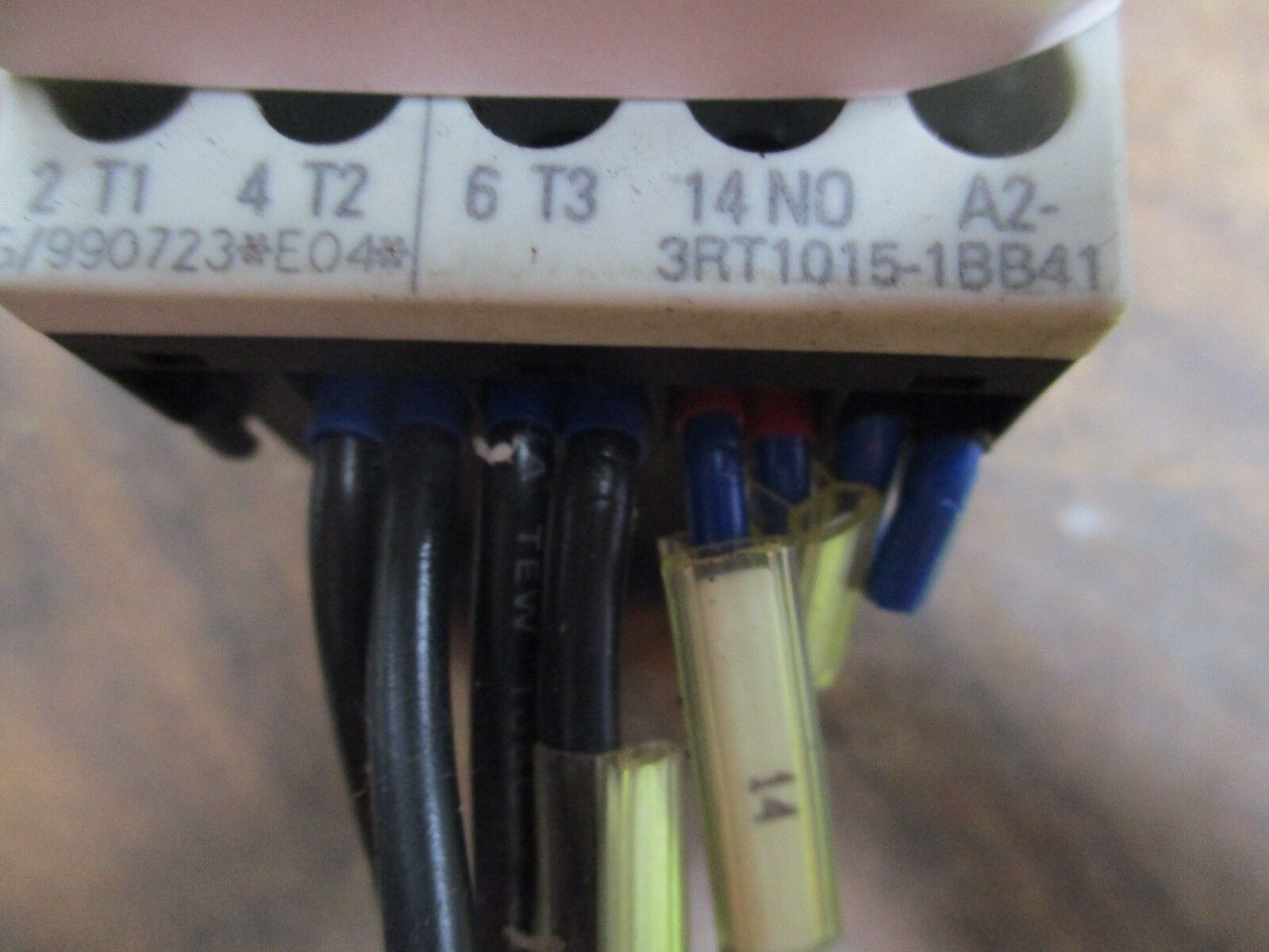 Siemens Sirius 3R Contactor 3RT1015-1BB41 24V Coil 16A,600V w/ Aux Contact Block