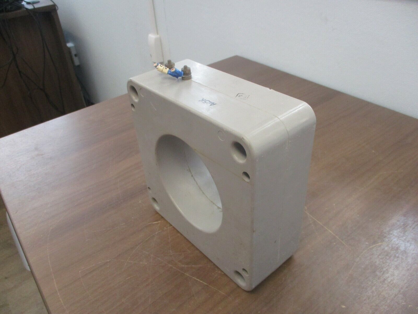 Square D Current Transformer 110-201 Ratio 200:5A 600V 25-400Hz *Chipped* Used