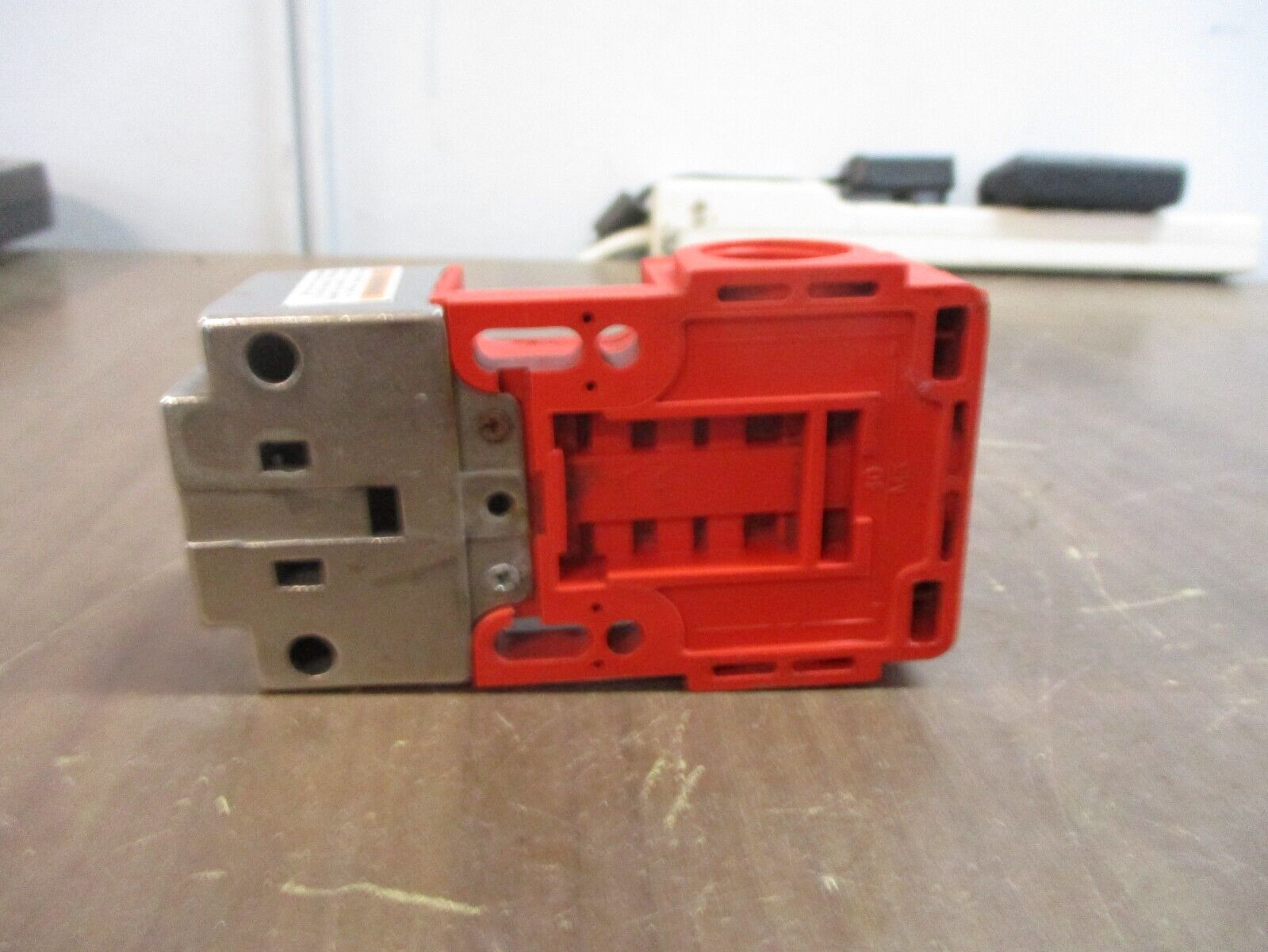 Allen-Bradley GuardMaster Safety Switch Trojan 5-GD2 120/240V 6A/3A Used