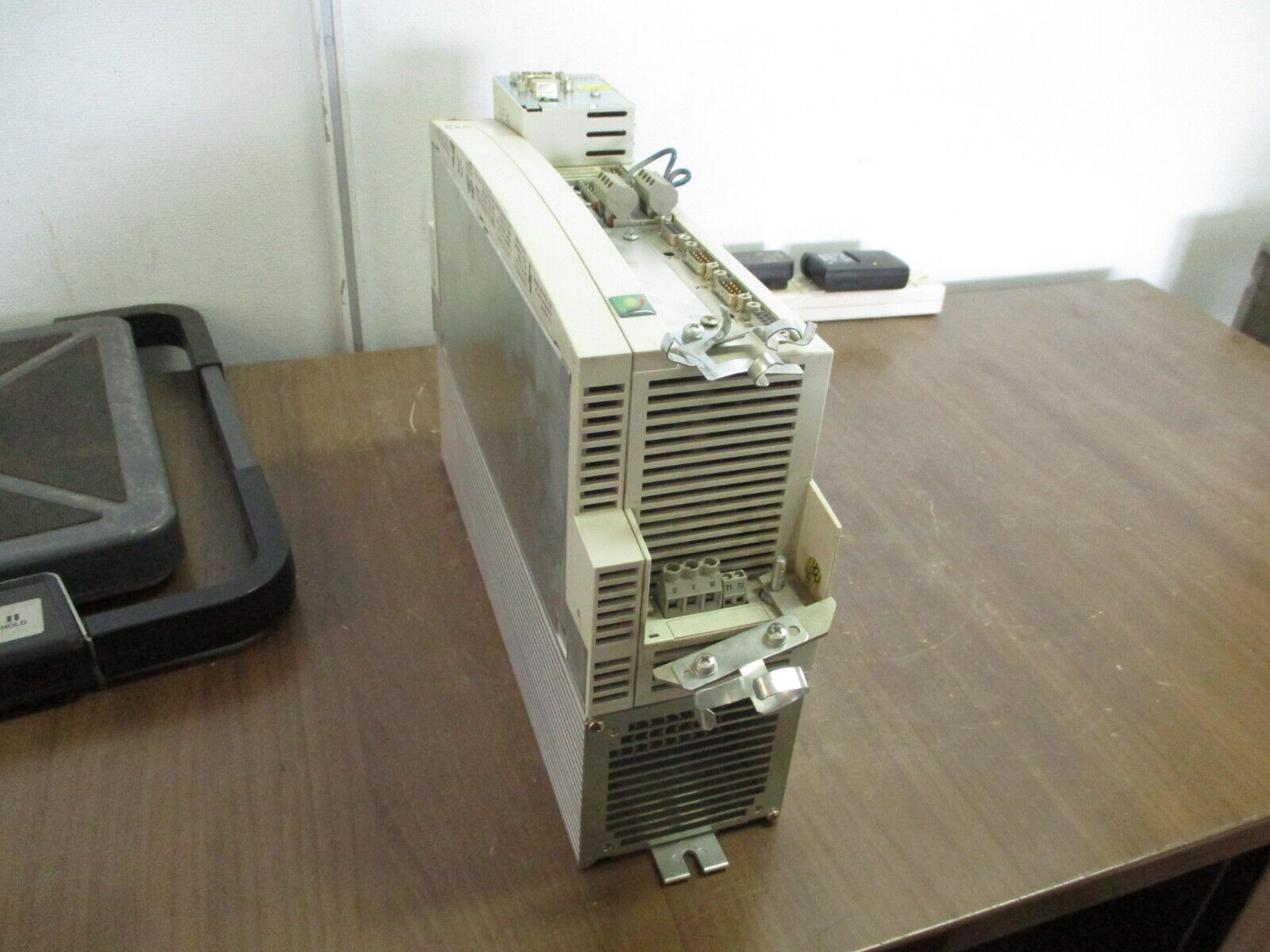 Lenze Servo Controller EVS9323-ES Input: 3Ph 400/480V 3.9A 3.2kVA 50/60Hz Used
