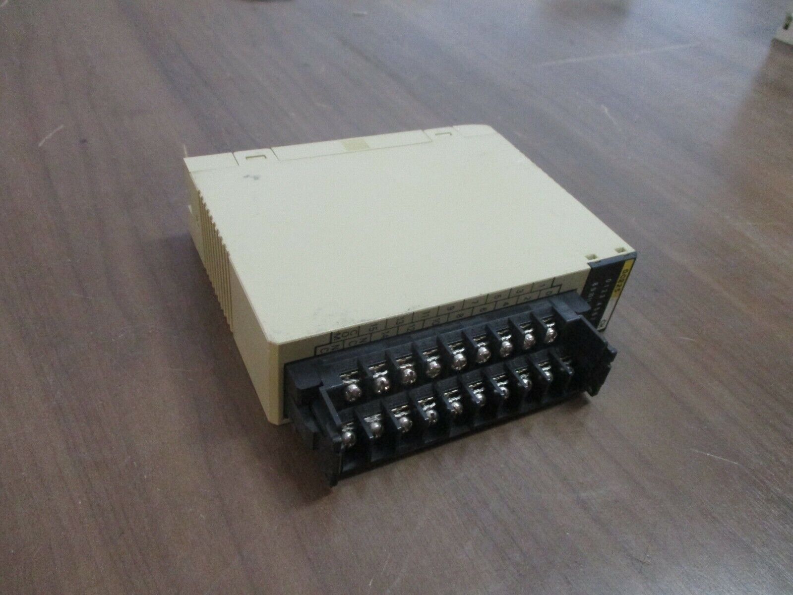 Omron Output Unit C200H-OC225 250VAC 24VDC *Missing Terminal Cover* Used