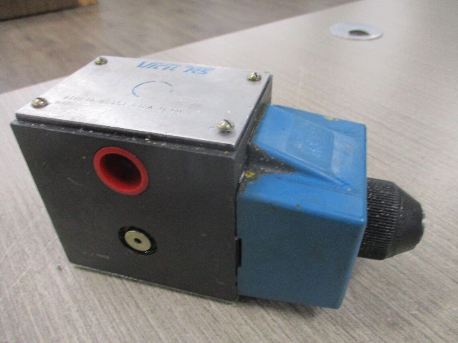Vickers Directional Pilot Valve 879249 DG4S4 012A B 60 Used