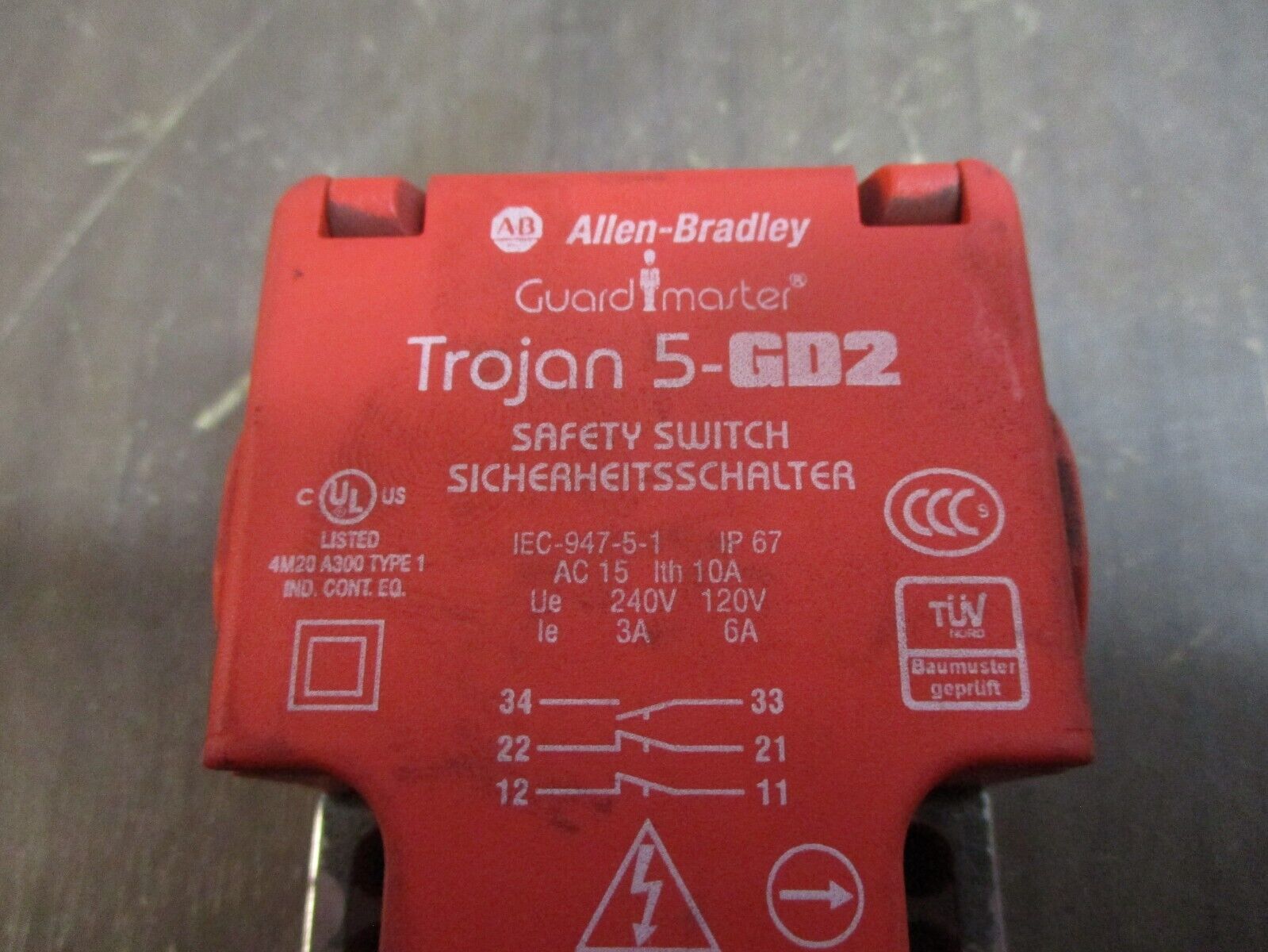 Allen-Bradley GuardMaster Safety Switch Trojan 5-GD2 120/240V 6A/3A Used