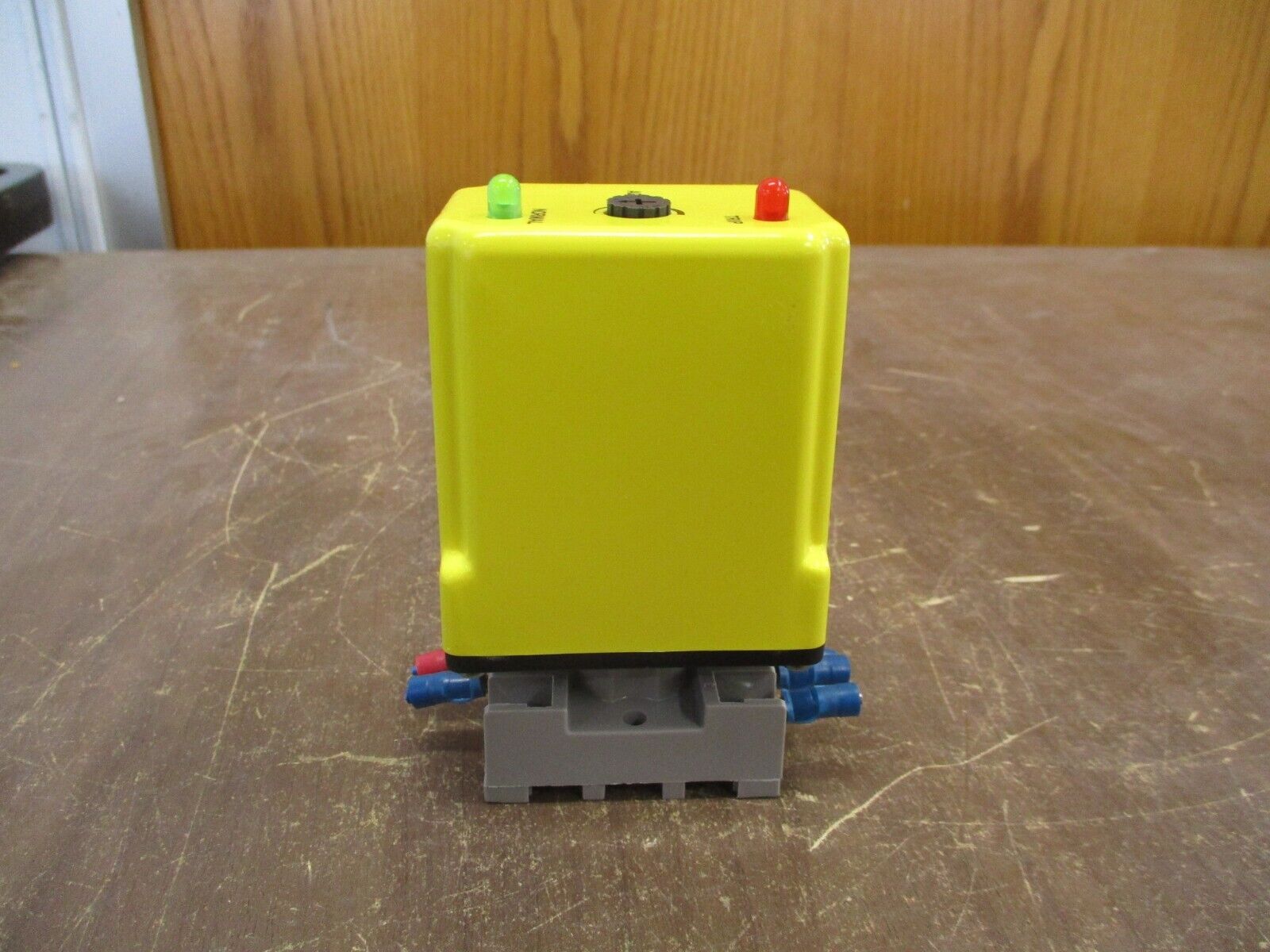 Time Mark 3-Phase Monitor A257B 380-480VAC 60Hz w/ Base *Cracked Corner* Used