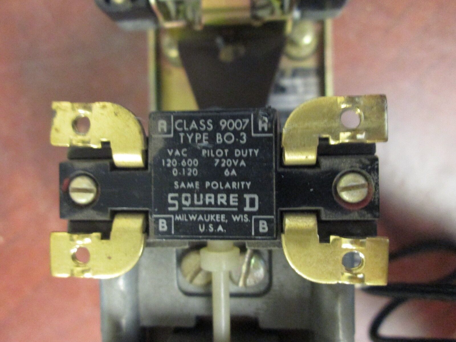 Square D  Pneumatic Relay  9050-B0-3D  120V Coil  Used