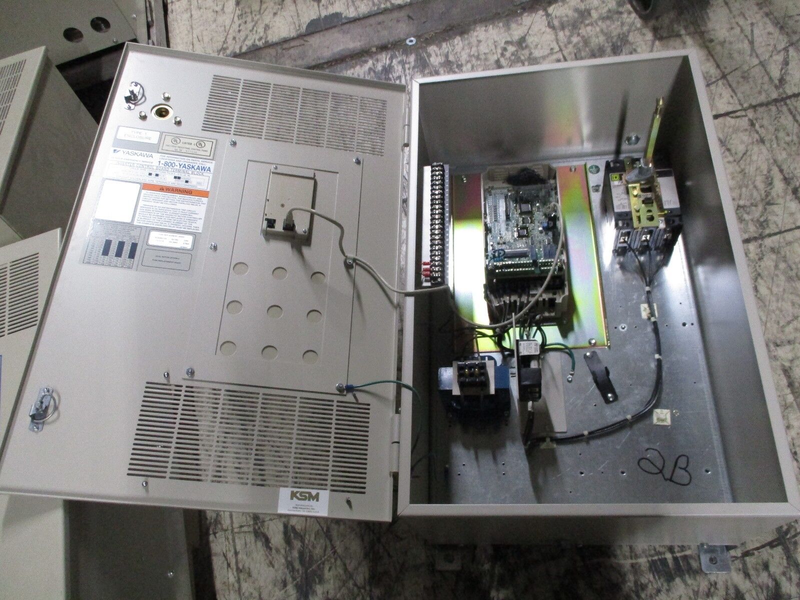 Yaskawa E7 AC Drive w/ Breaker Disconnect E7CVB004CFX 3HP 3Ph Used