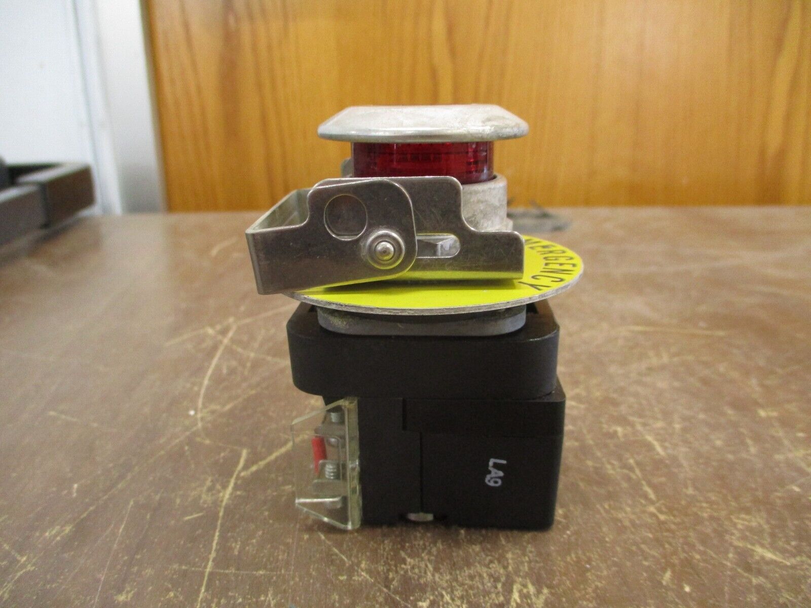 Allen-Bradley Illuminated Push / Pull Button 800T-FXQH2RA1 Ser. U 12-130V AC/DC