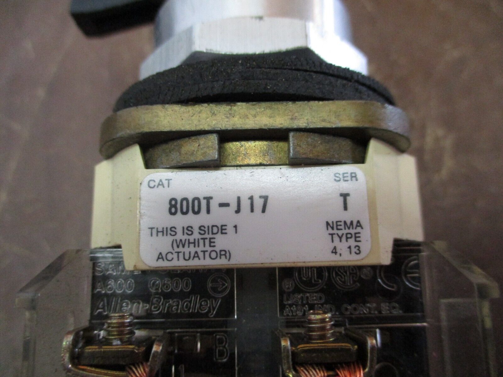 Allen-Bradley Selector Switch 800T-J17 Ser. T Type 4, 13 Used
