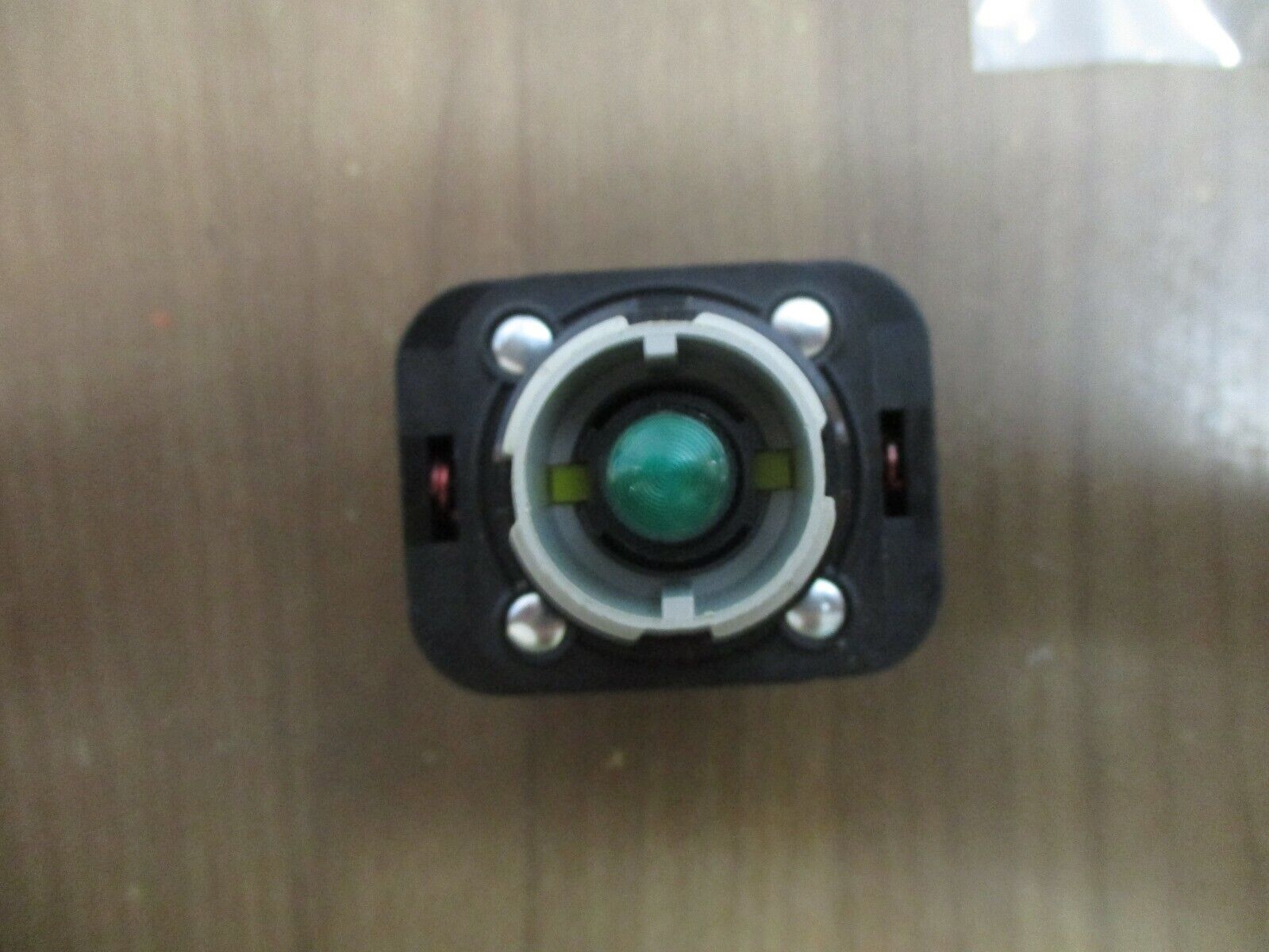 Allen-Bradley Illuminated Push Button 800H-FRXNQH10GA7 Ser. F Green New Surplus